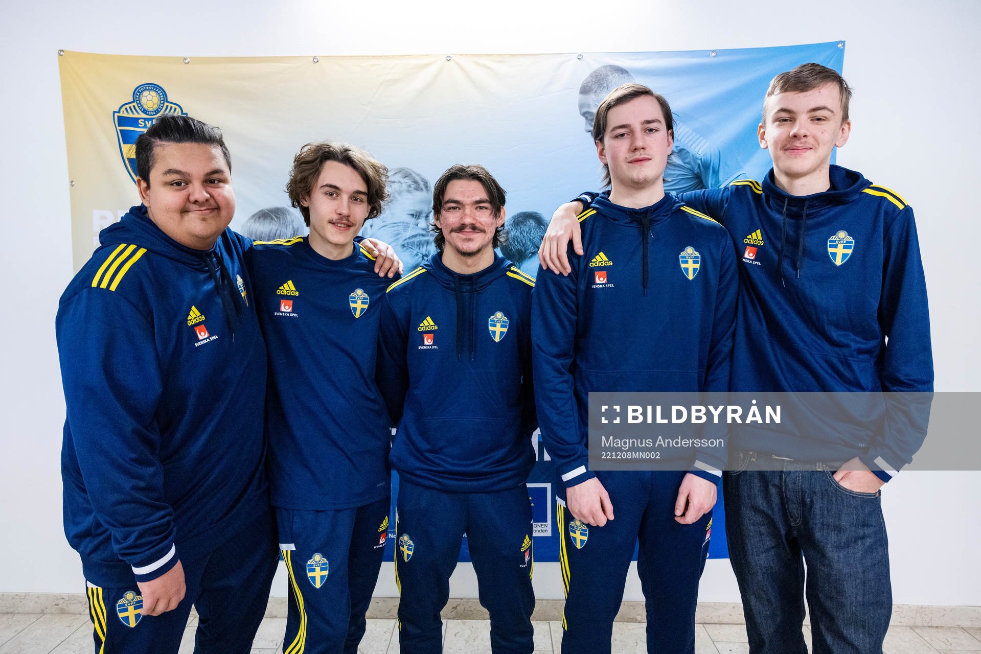 Oliver, Noah, Emilio, Simon och Simon är deltagare i projektet Reboot under en fotografering den 8 december 2022 i Norrköping. 