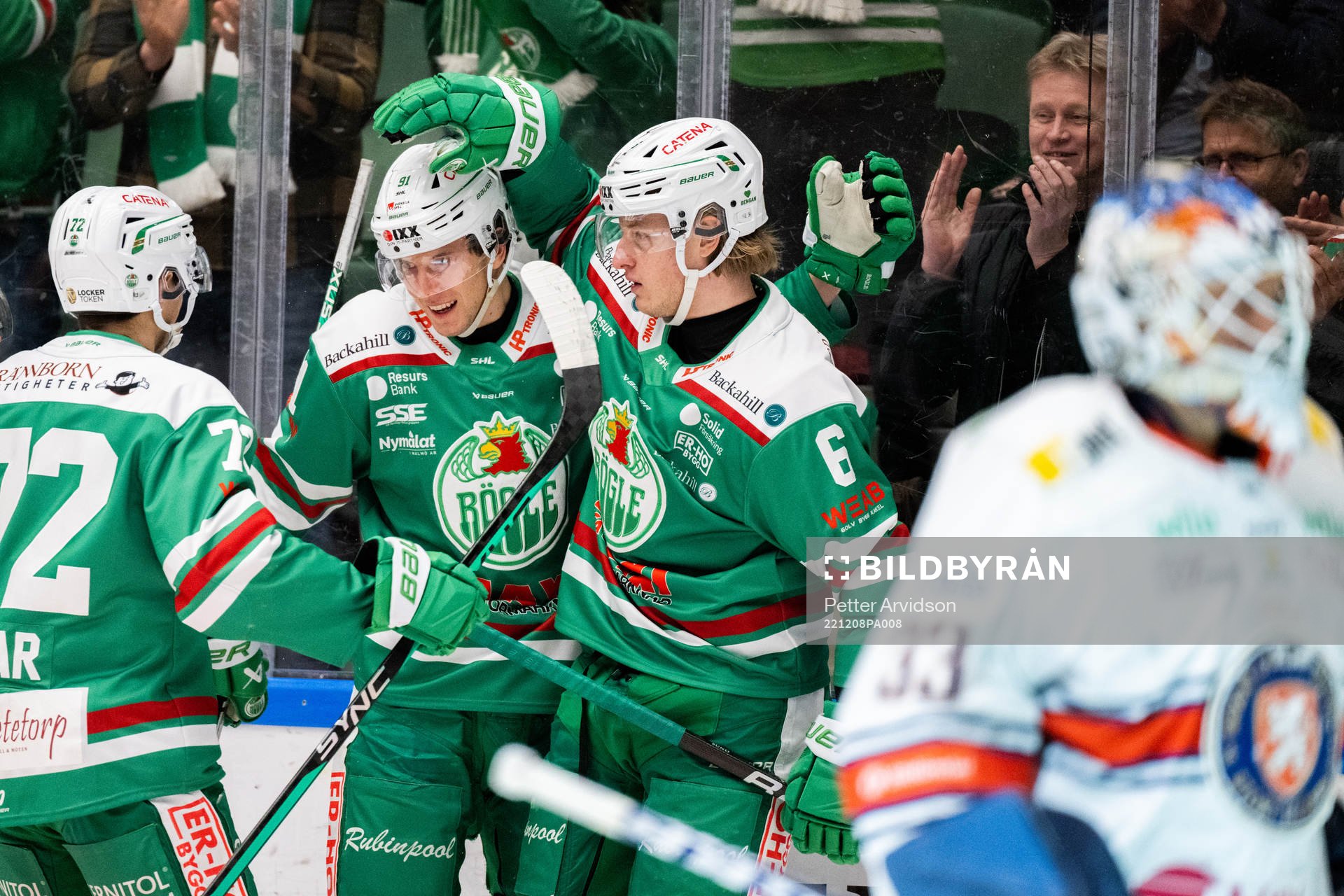 Rögles Adam Tambellini jublar med Daniel Zaar och Tony Sund