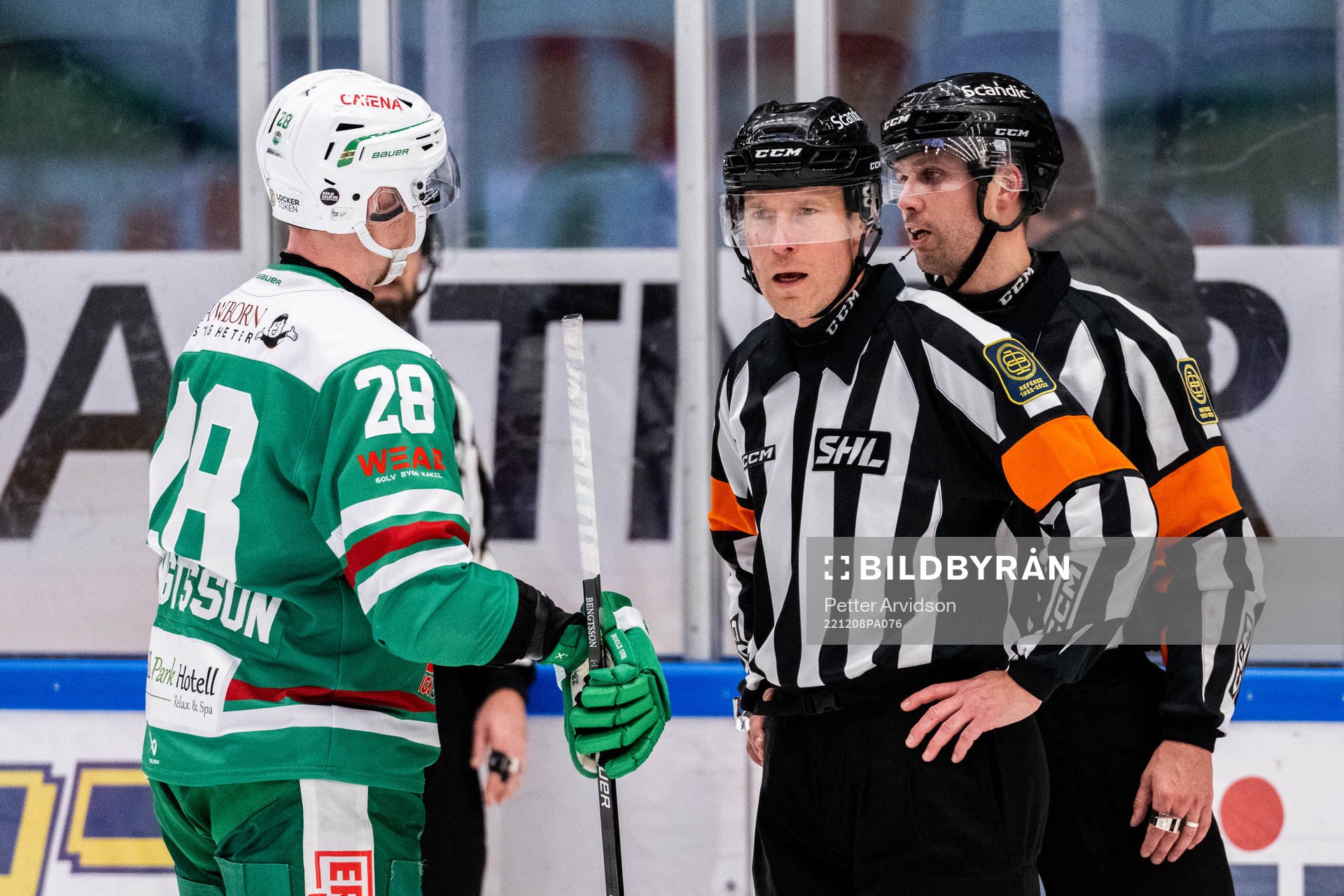 Rögles Anton Bengtsson i samtal med domare Tobias Björk