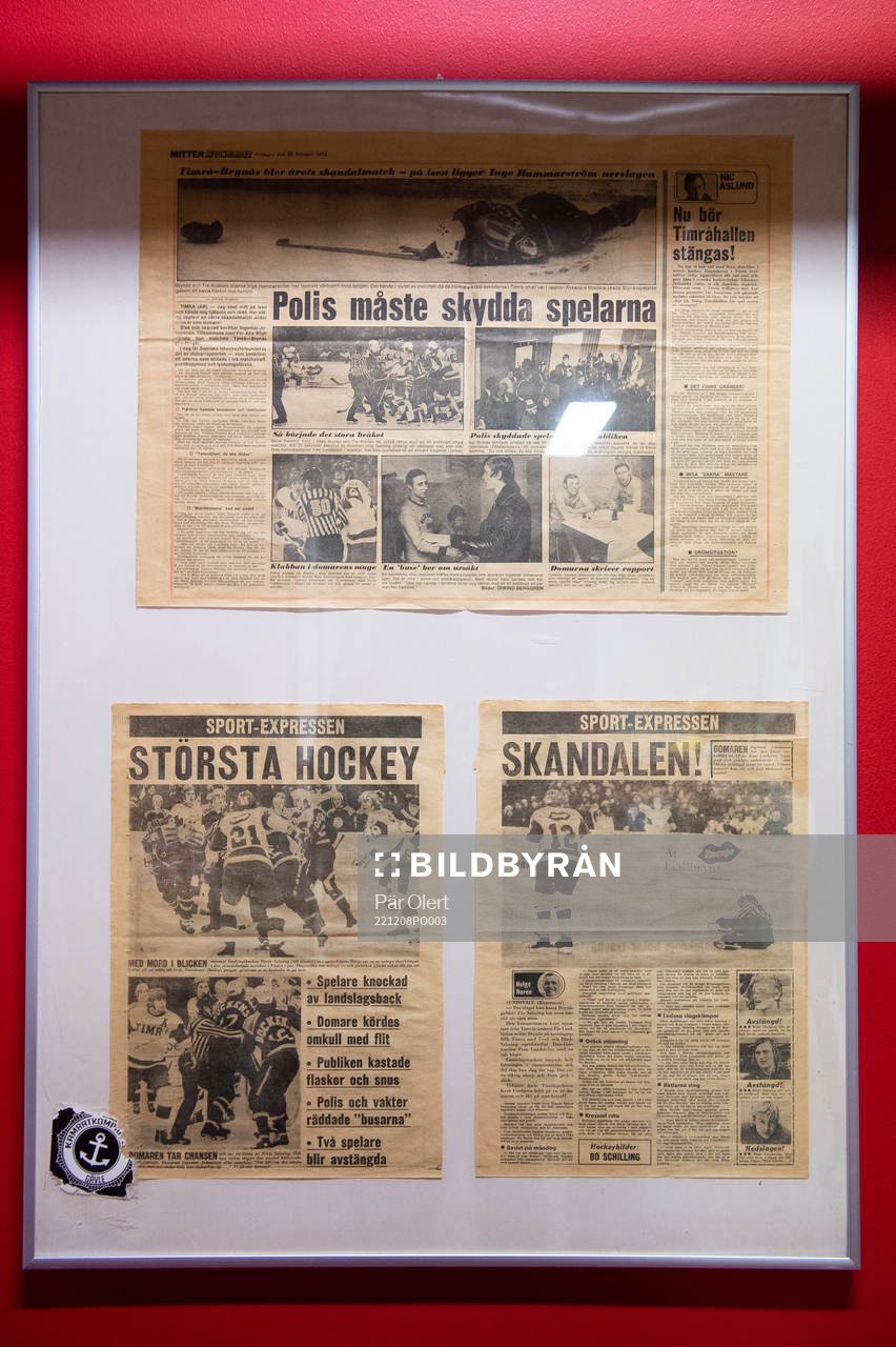 Gamla tidningsurklipp från