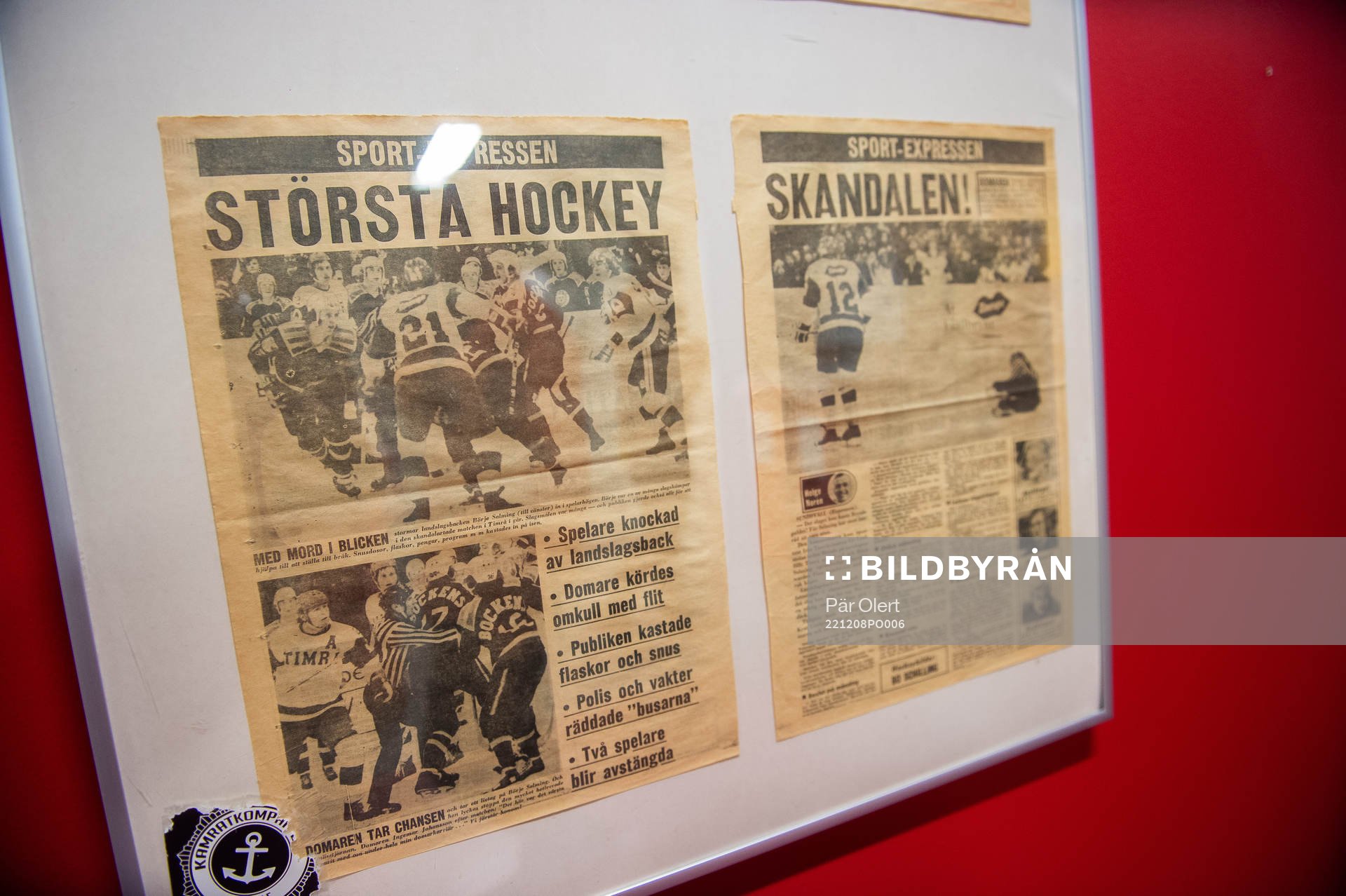 Gamla tidningsurklipp från