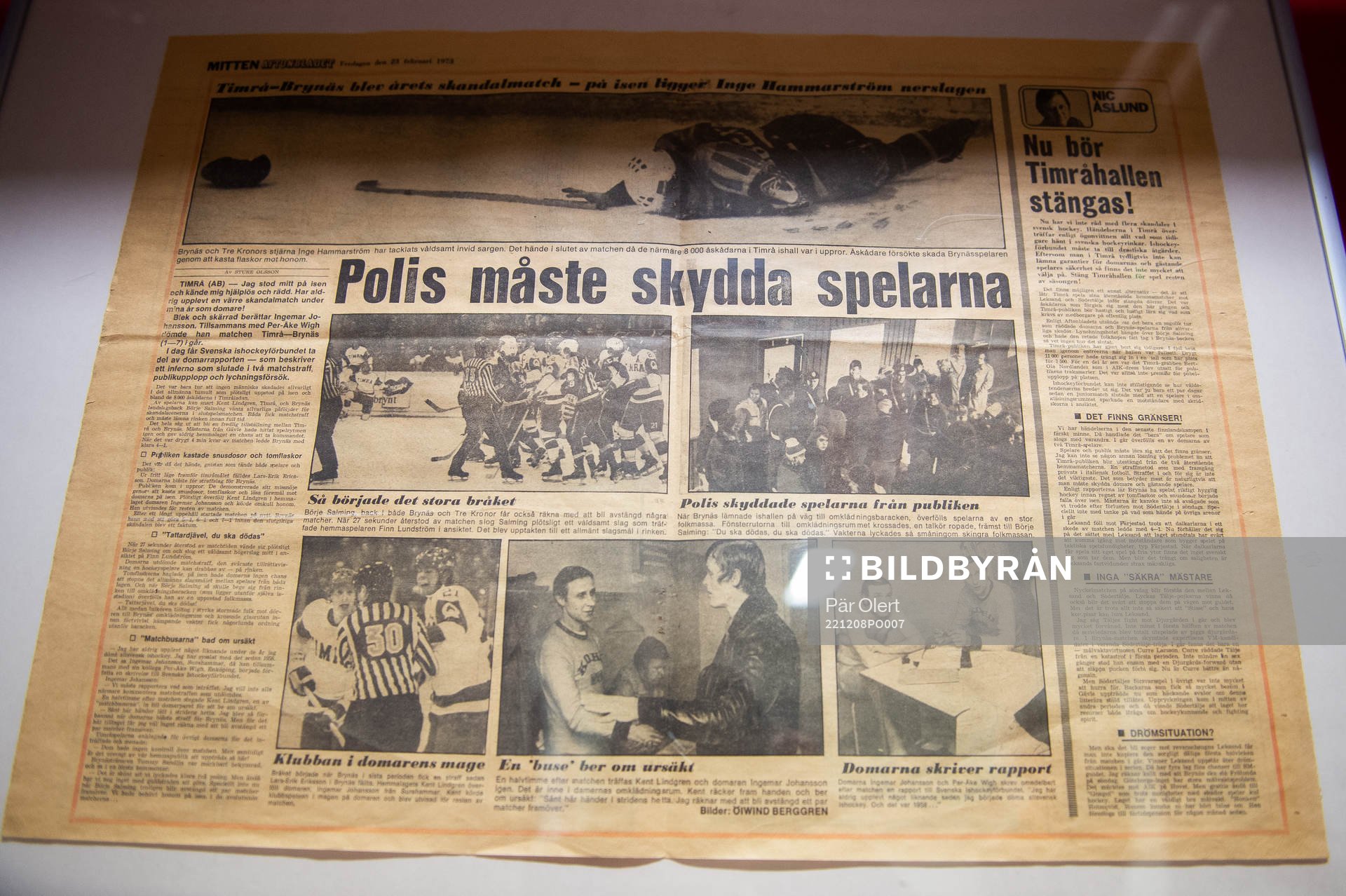 Gamla tidningsurklipp från