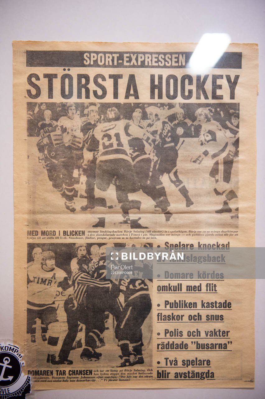 Gamla tidningsurklipp från