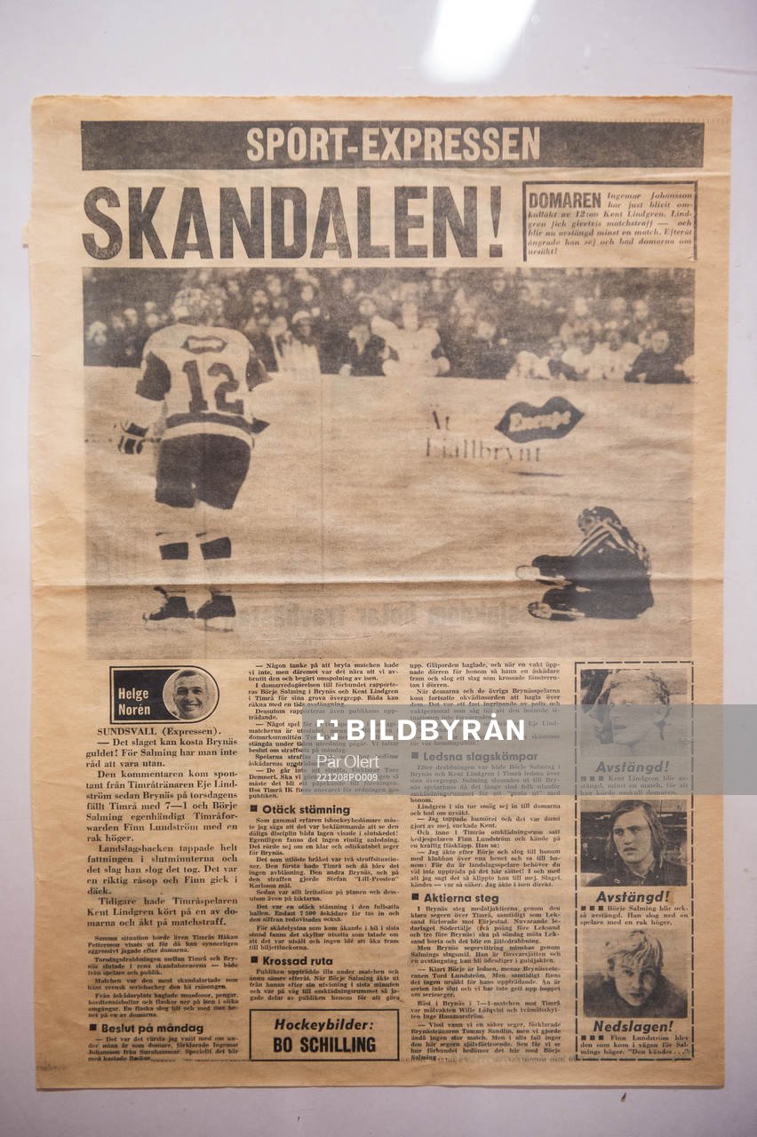 Gamla tidningsurklipp från