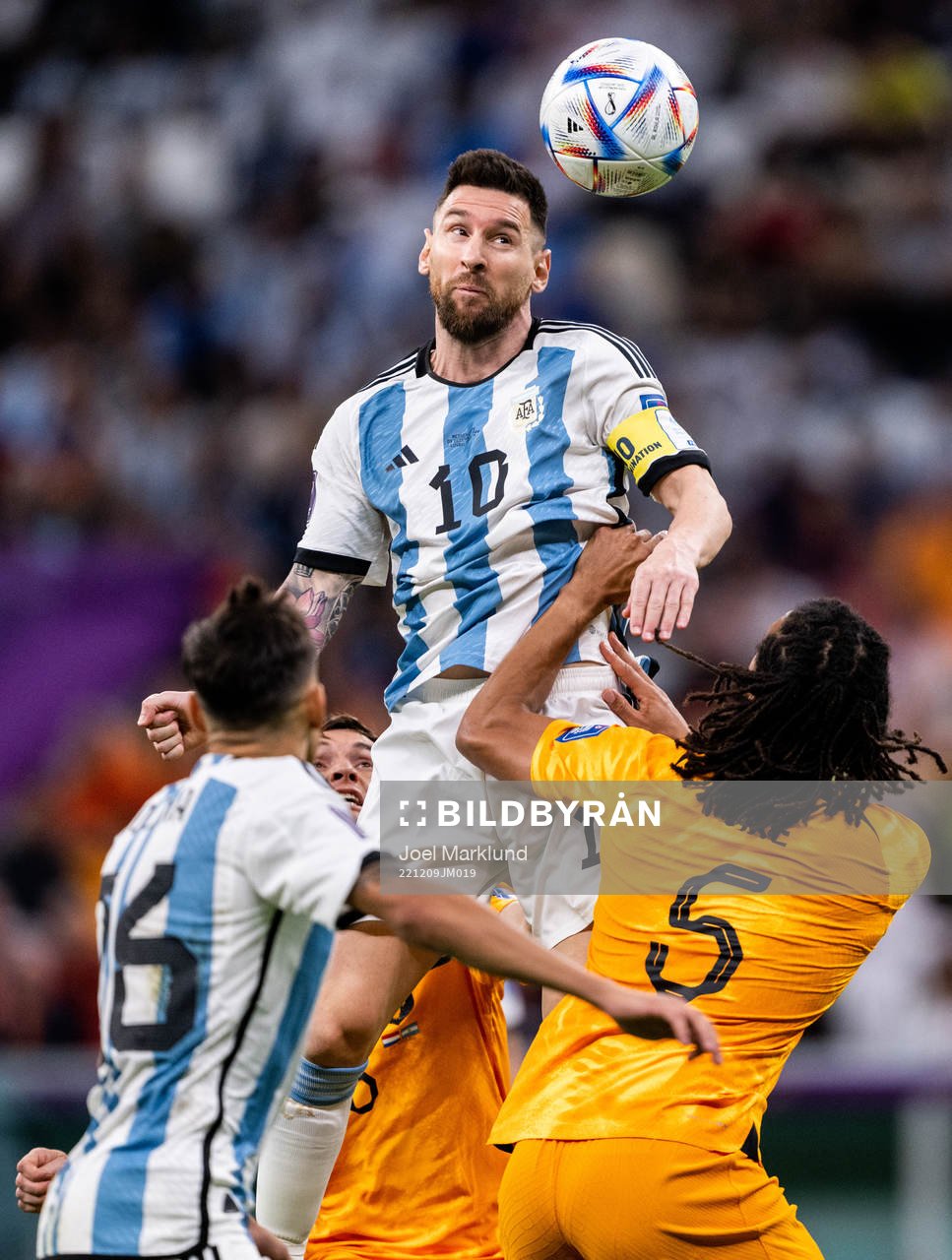 Lionel Messi of Argentina and Nathan Ake of Netherlands