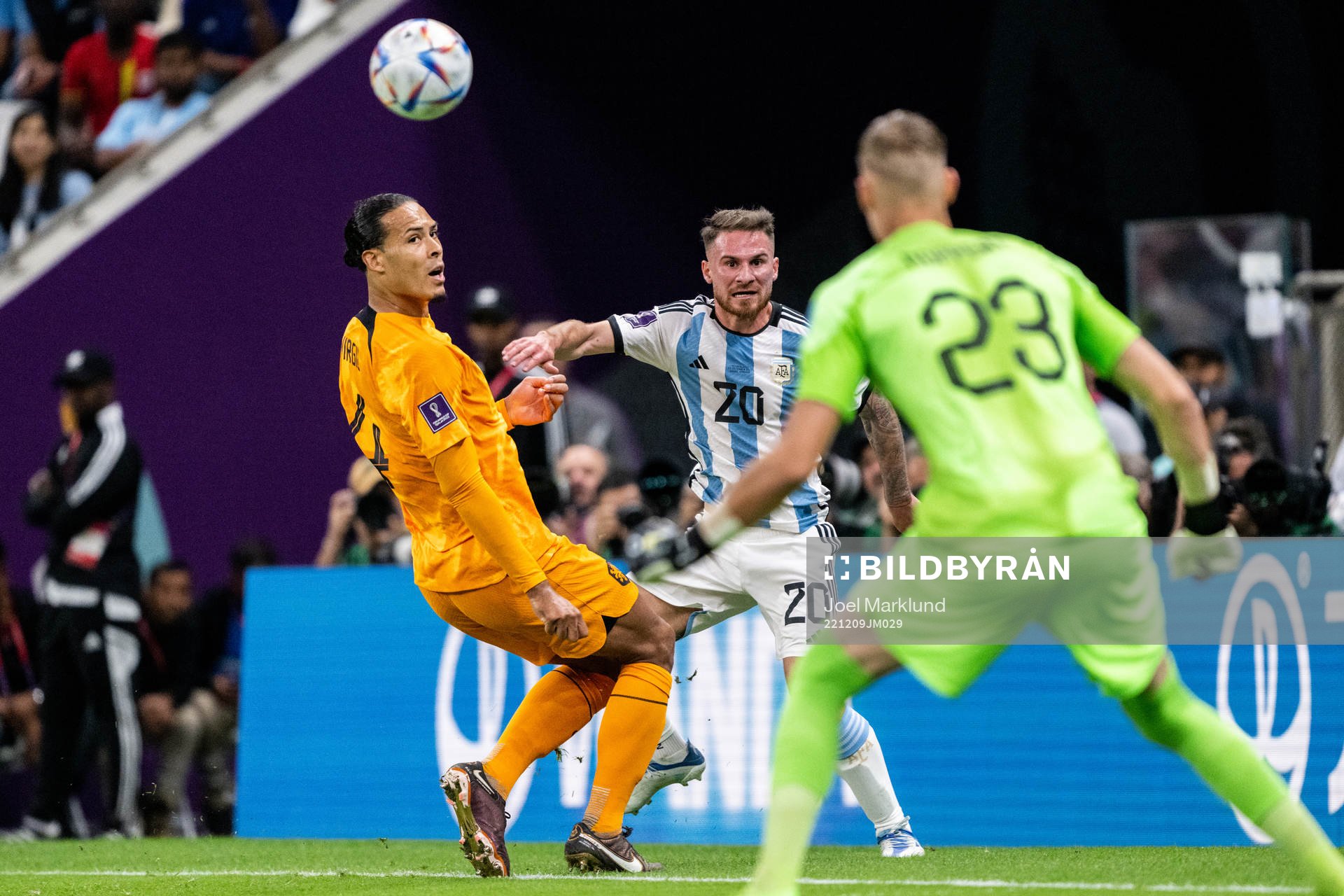 Alexis Mac Allister of Argentina against Virgil van Dijk of