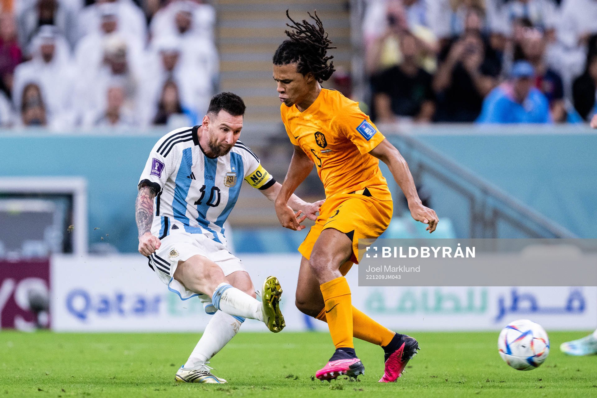 Lionel Messi of Argentina and Nathan Ake of Netherlands