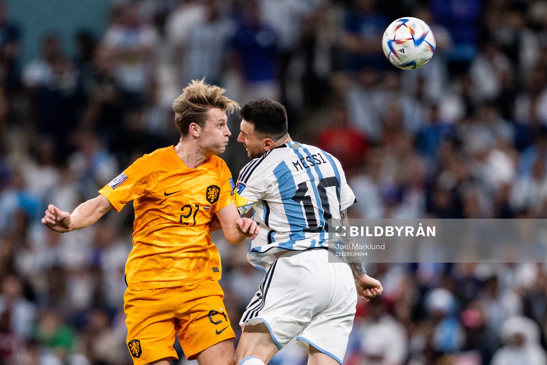 Frenkie de Jong of Netherlands and Lionel Messi of Argentina