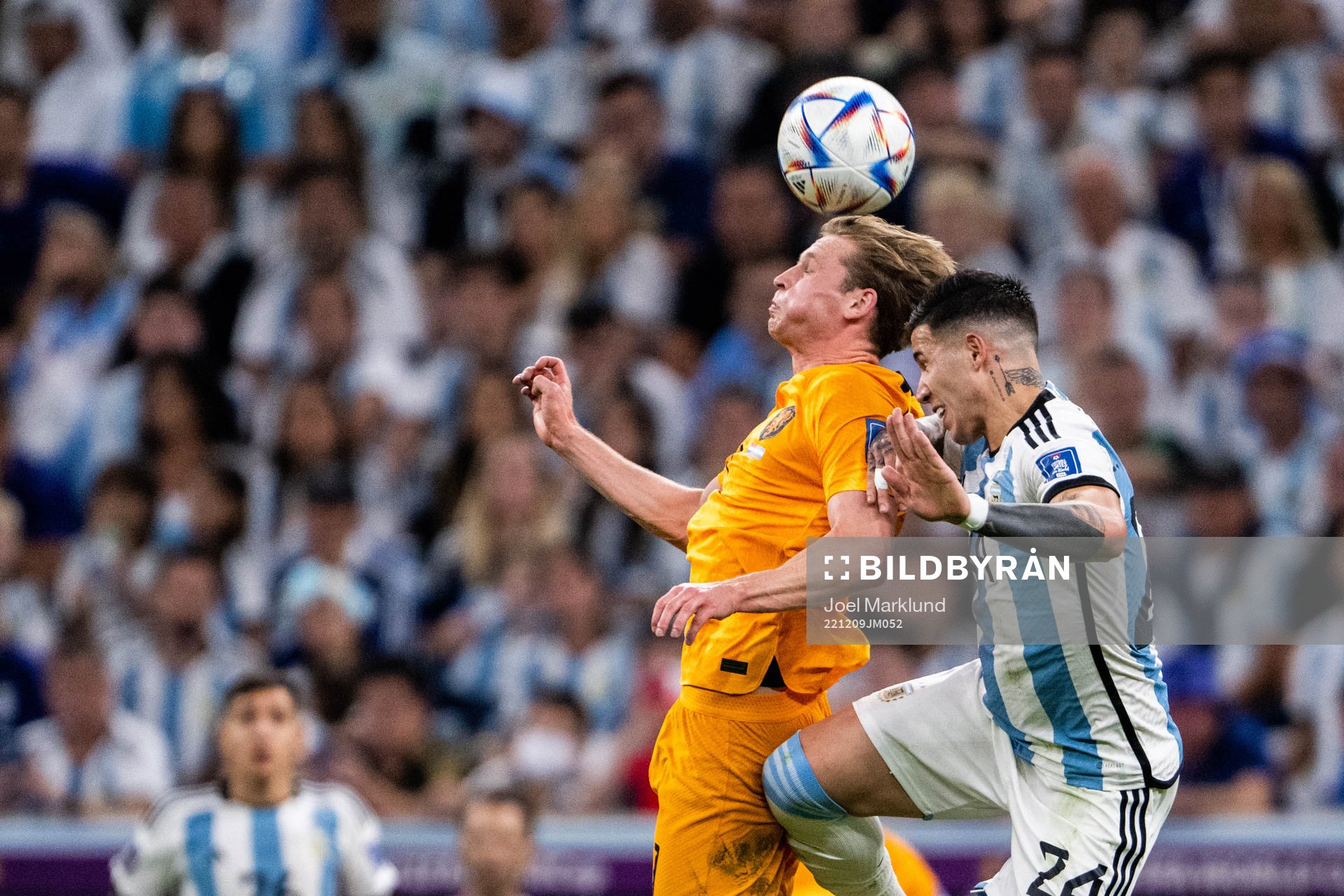 Frenkie de Jong of Netherlands and Enzo Fernandez of