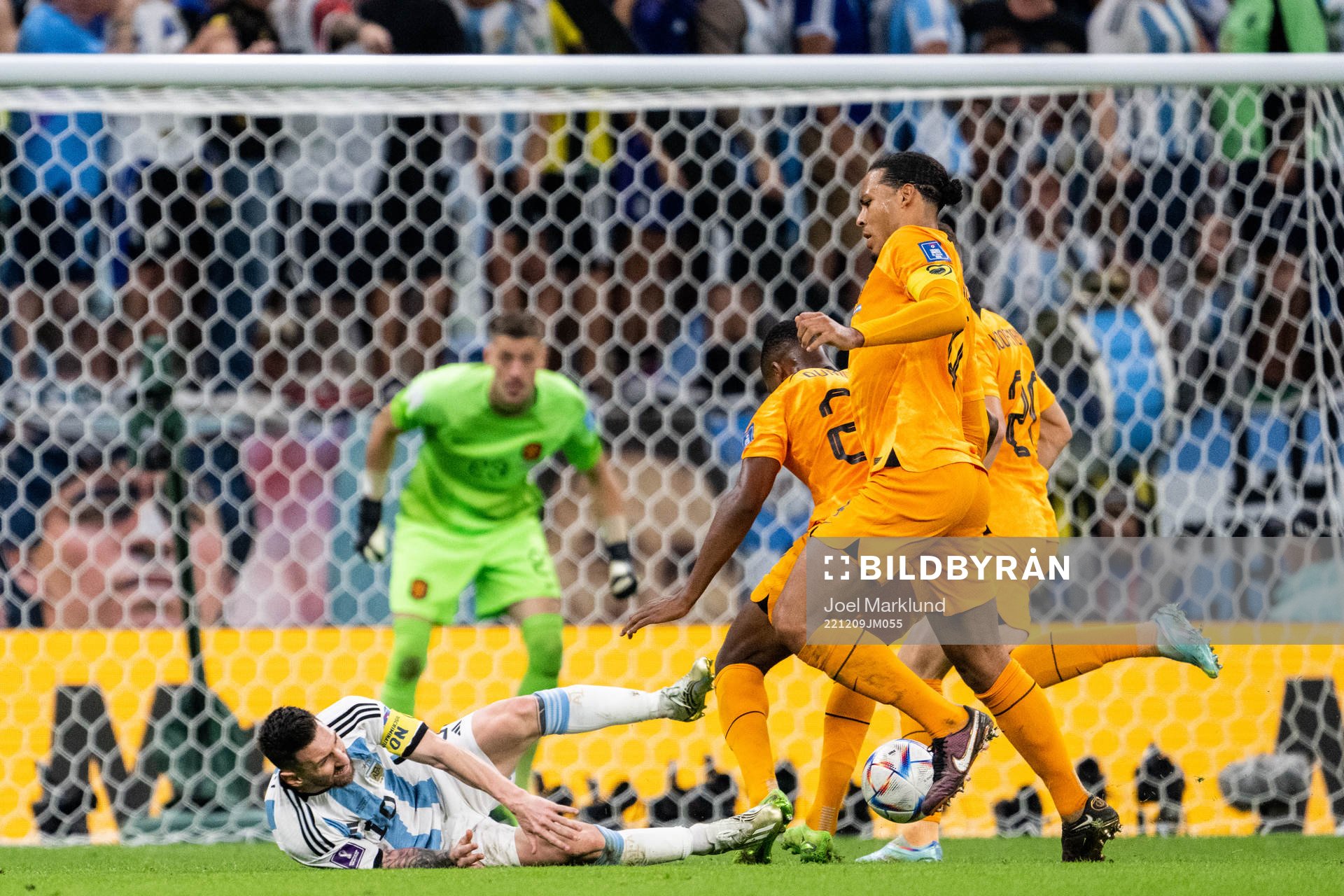 Lionel Messi of Argentina and Virgil van Dijk of Netherlands