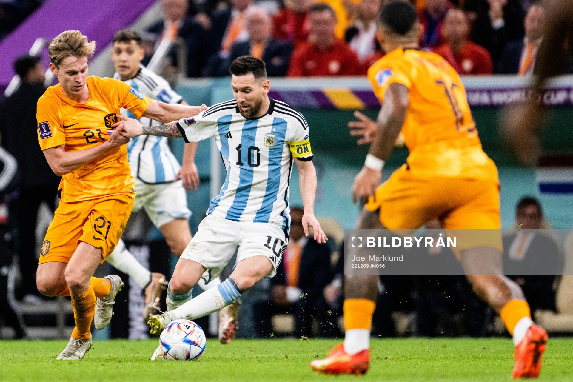 Frenkie de Jong of Netherlands and Lionel Messi of Argentina