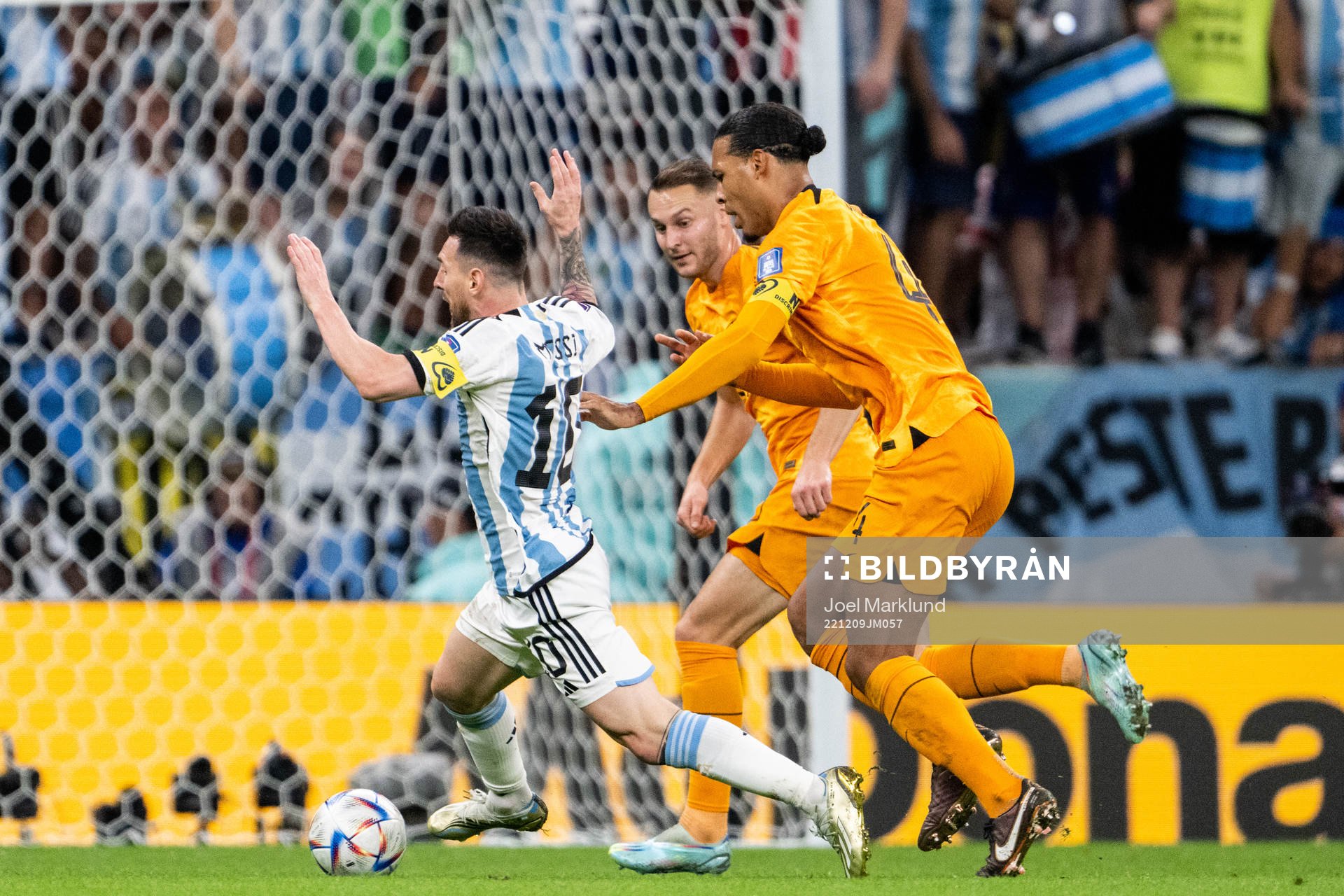 Lionel Messi of Argentina and Virgil van Dijk of Netherlands