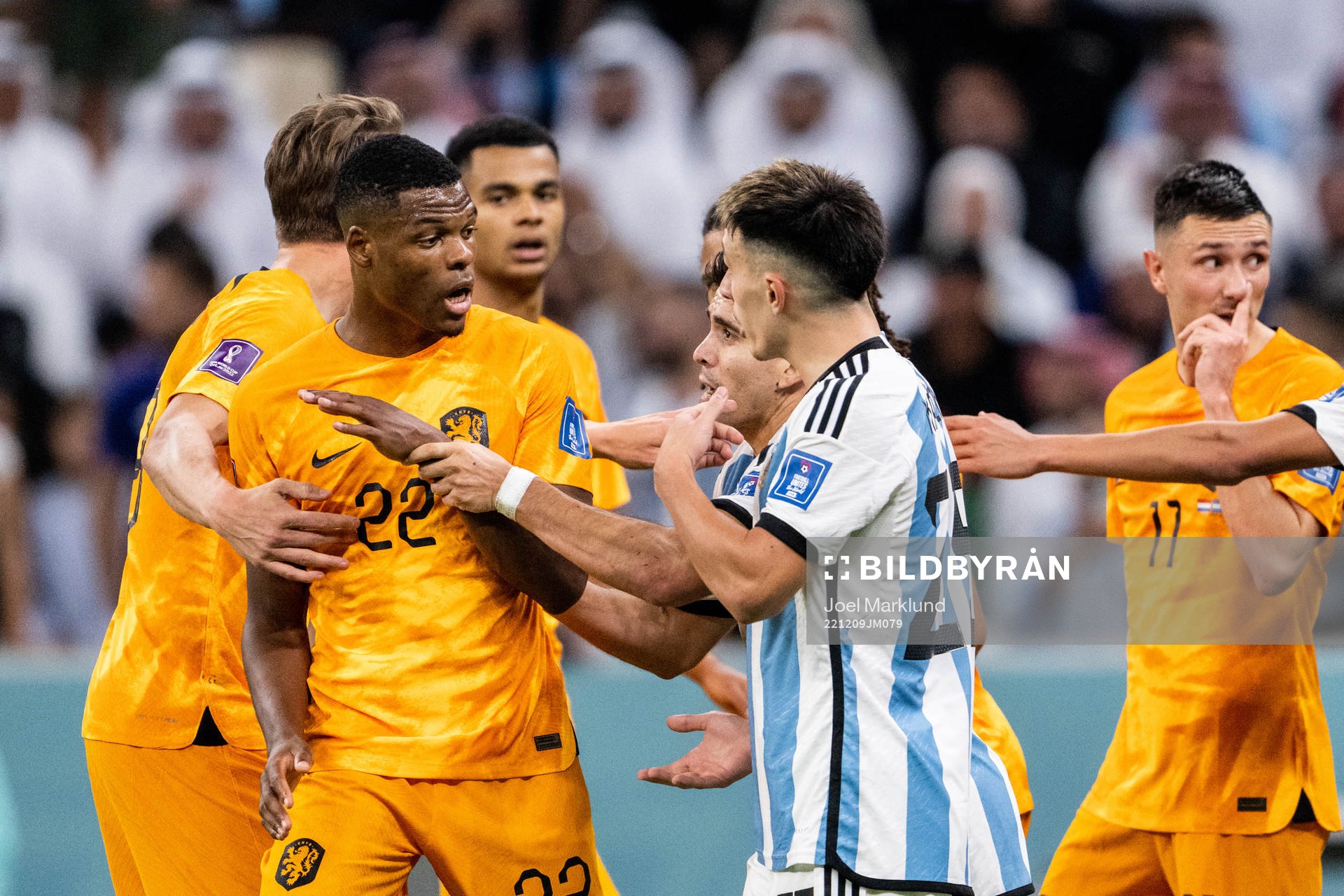 Denzel Dumfries of Netherlands and Lisandro Martinez of