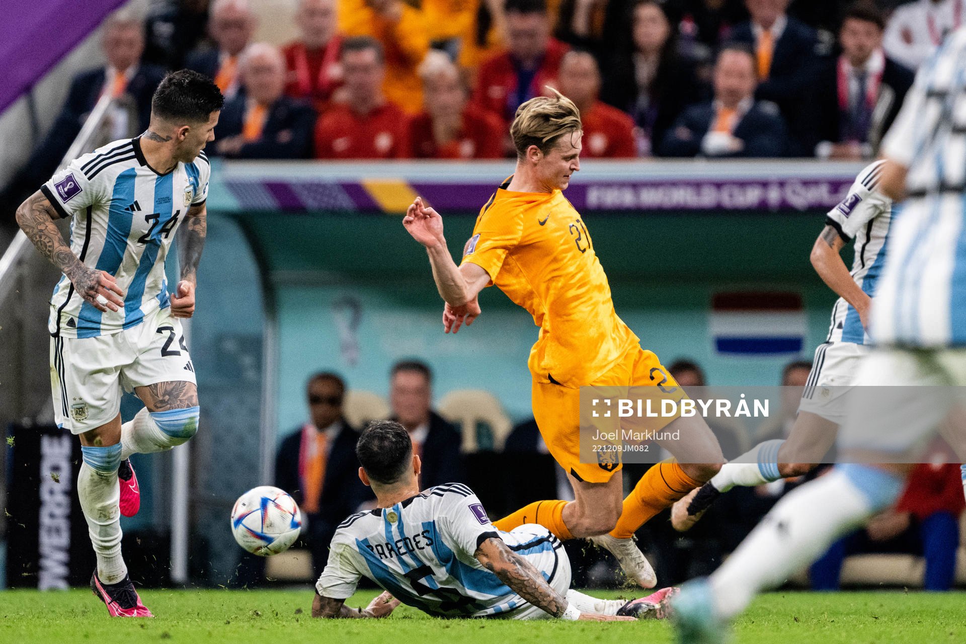 Leandro Paredes of Argentina and Frenkie de Jong of