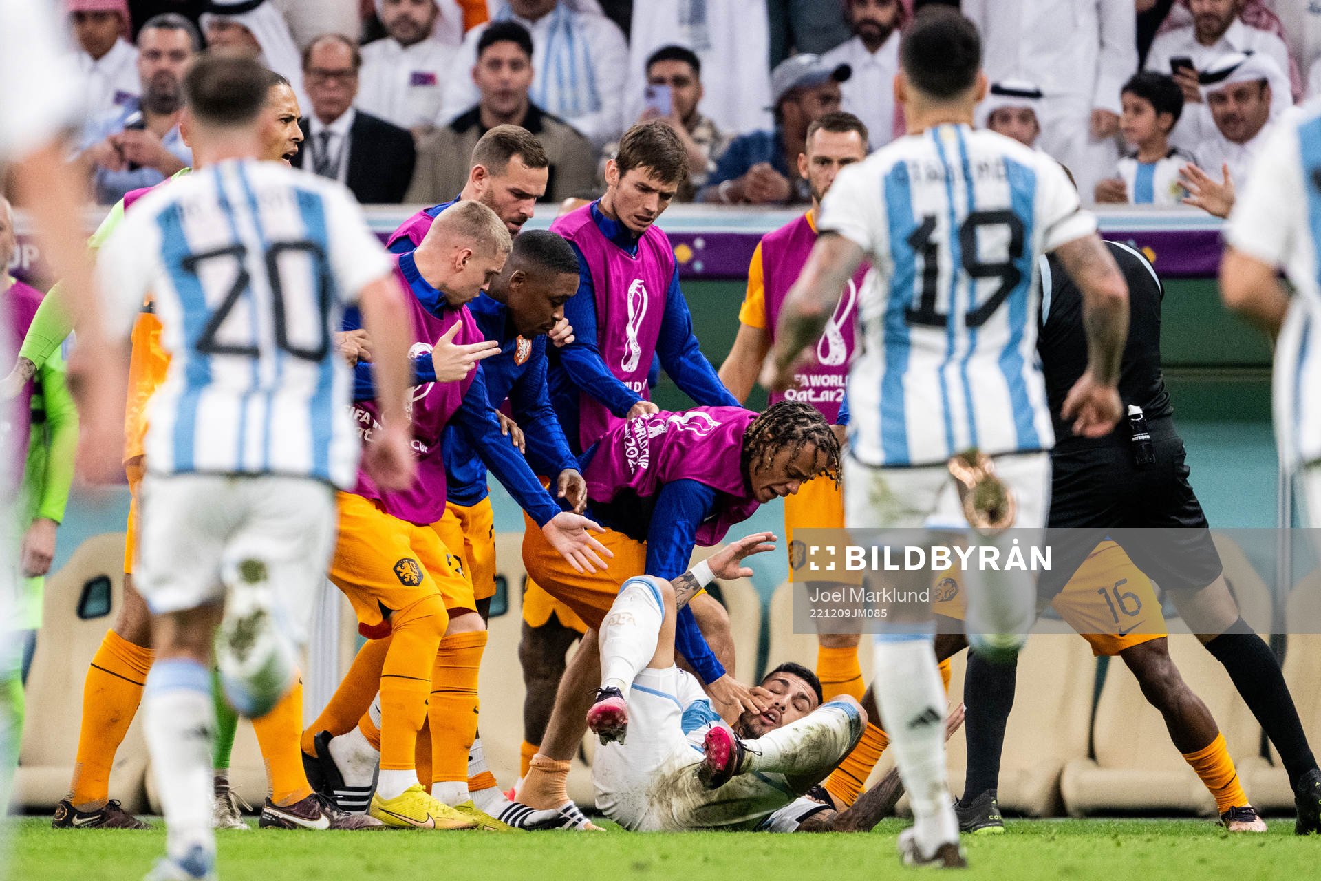 Nahuel Molina of Argentina and players of Netherlands
