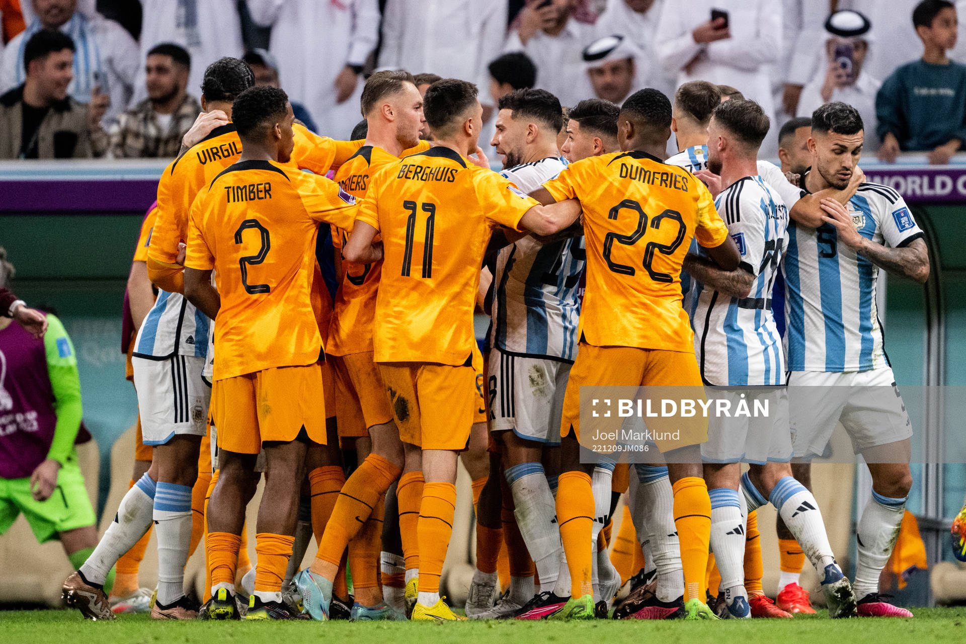 Players of Netherlands and of Argentina clash