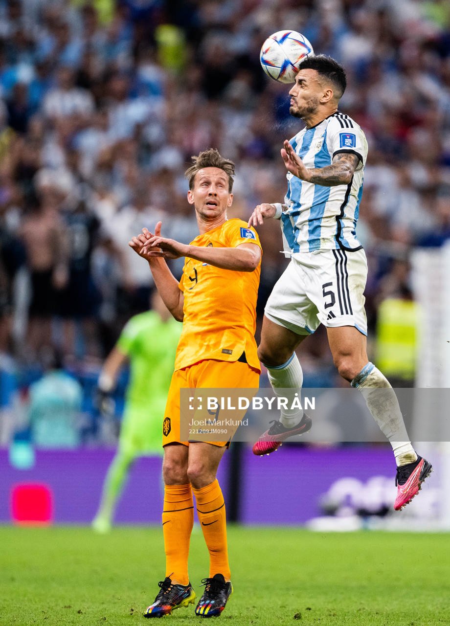 Luuk de Jong of Netherlands and Leandro Paredes of Argentina