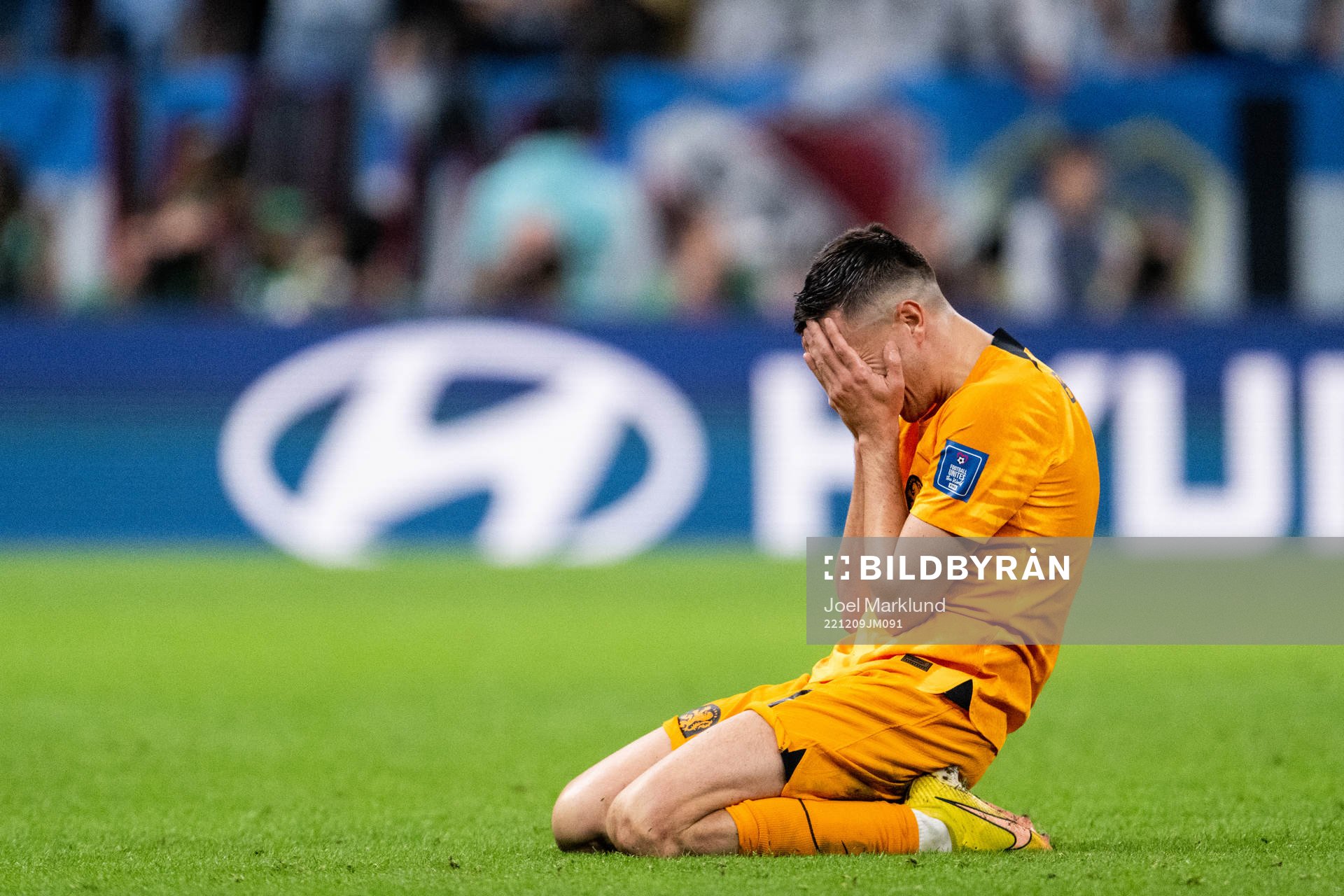 Steven Berghuis of Netherlands looks dejected