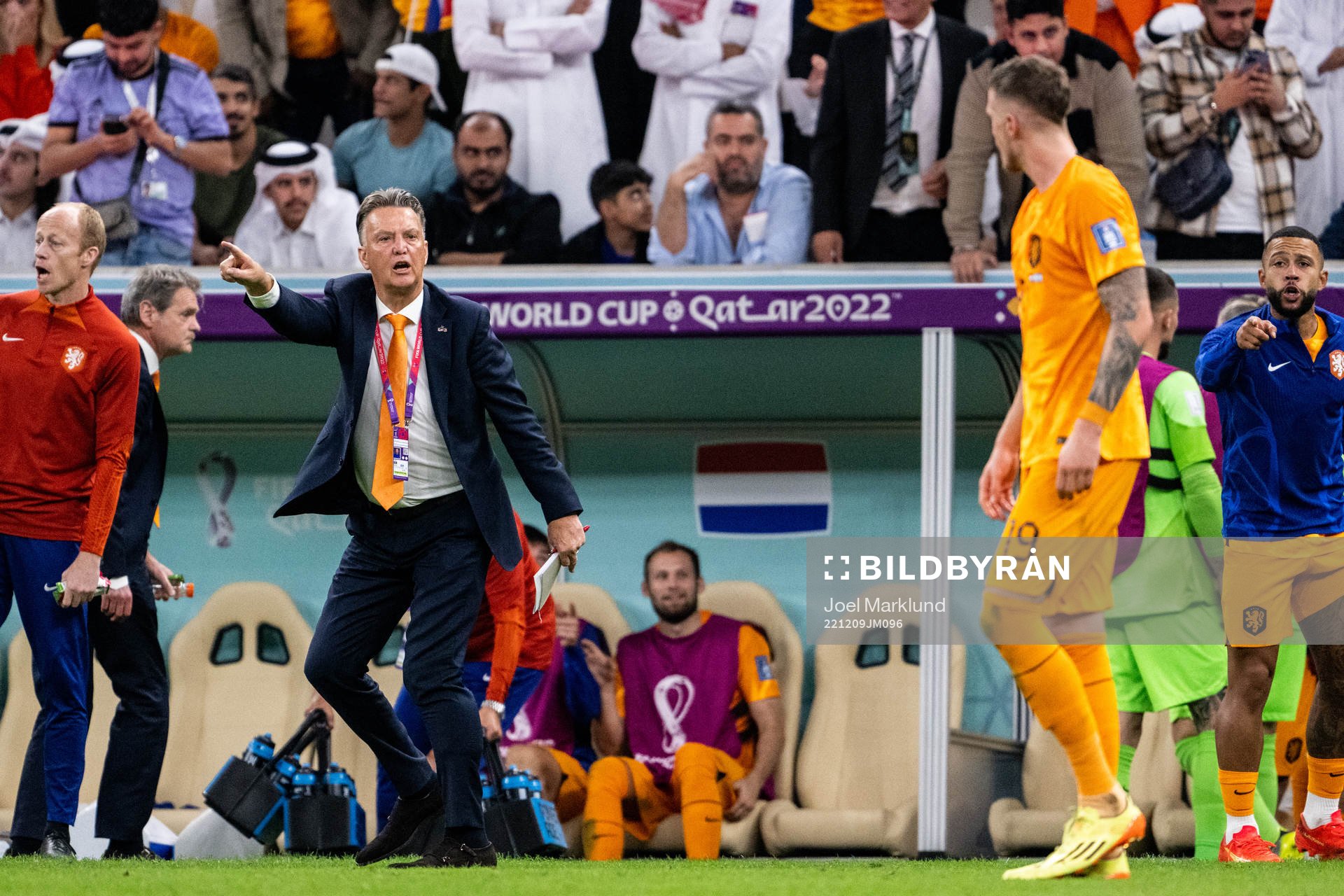 Head coach Louis van Gaal and Wout Weghorst of Netherlands