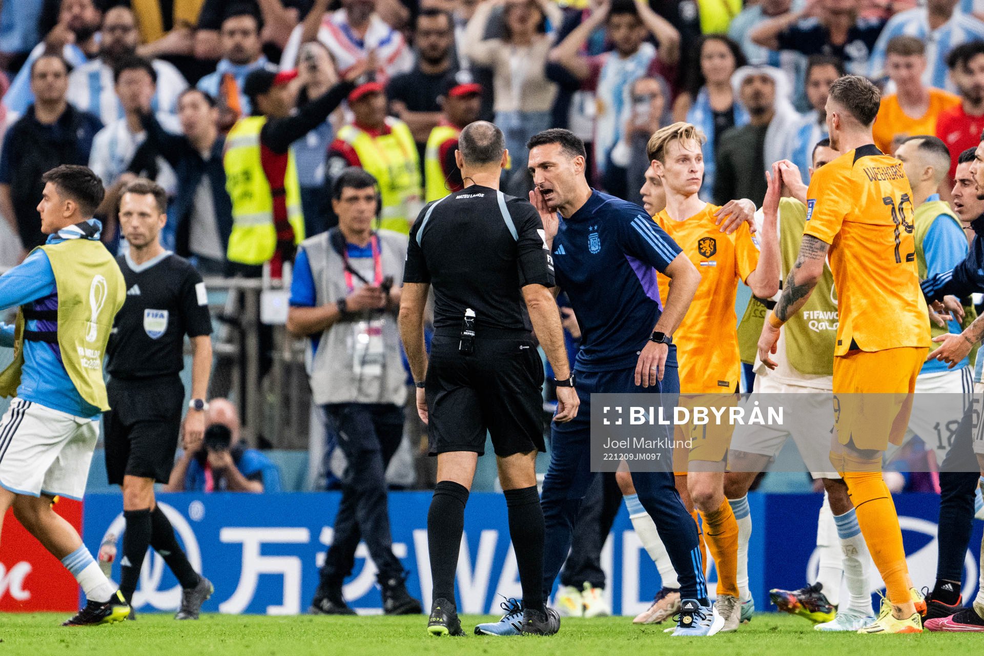 Head coach Lionel Scaloni of Argentina and referee Antonio Mateu Lahoz during the FIFA World Cup 2022 quarterfinal between Netherlands and Argentina on December 9, 2022 in Doha.