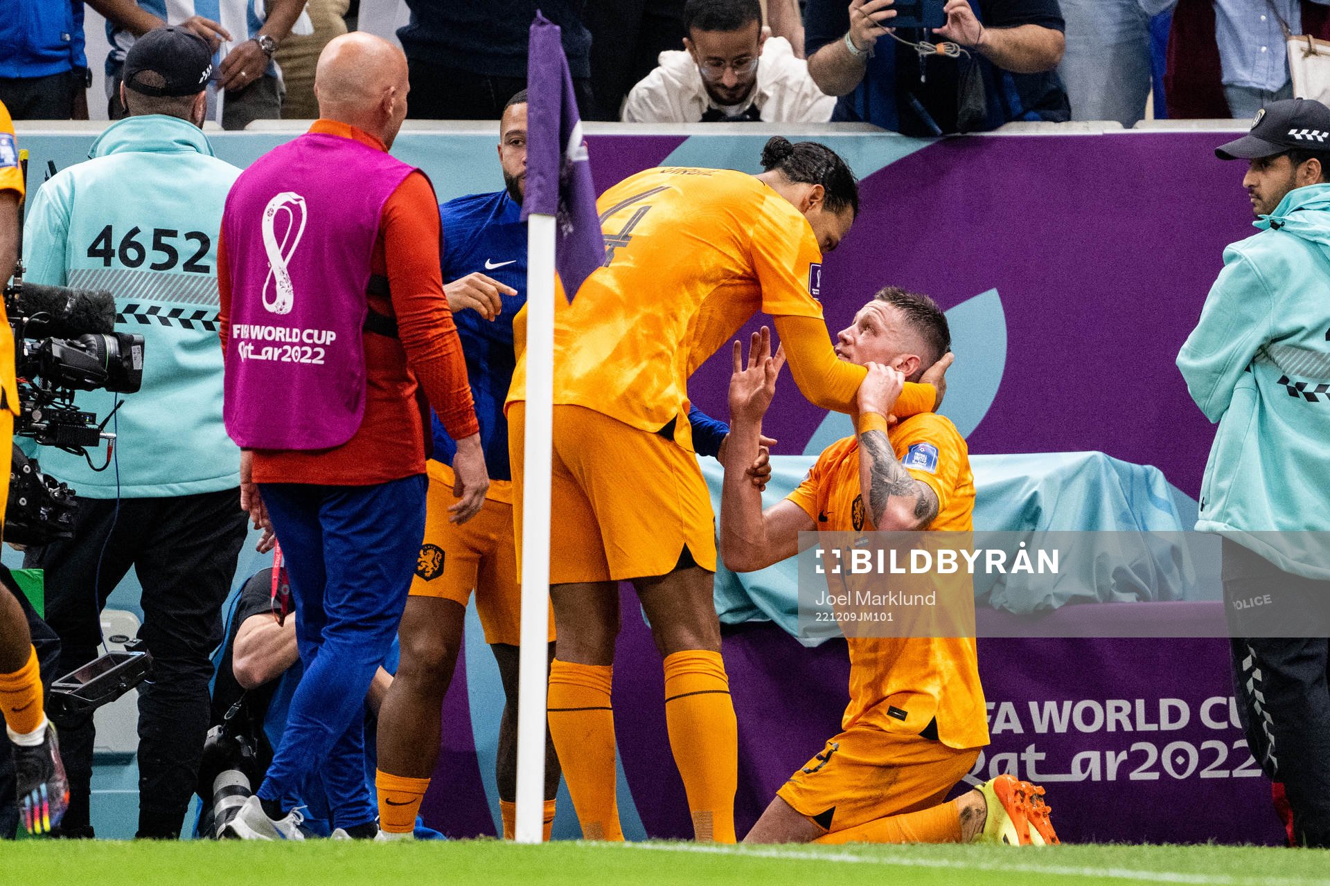 Virgil van Dijk and Wout Weghorst of Netherlands celebrate