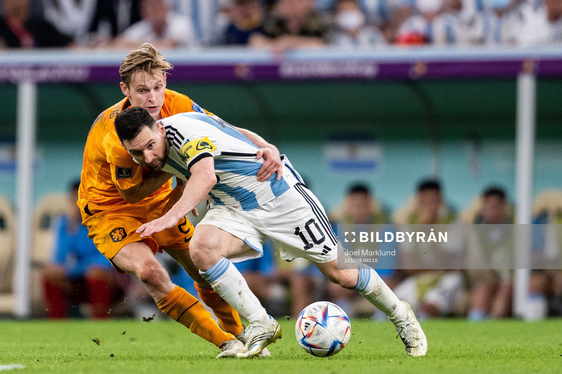 Frenkie de Jong of Netherlands and Lionel Messi of Argentina during the FIFA World Cup 2022 quarterfinal between Netherlands and Argentina on December 9, 2022 in Doha.