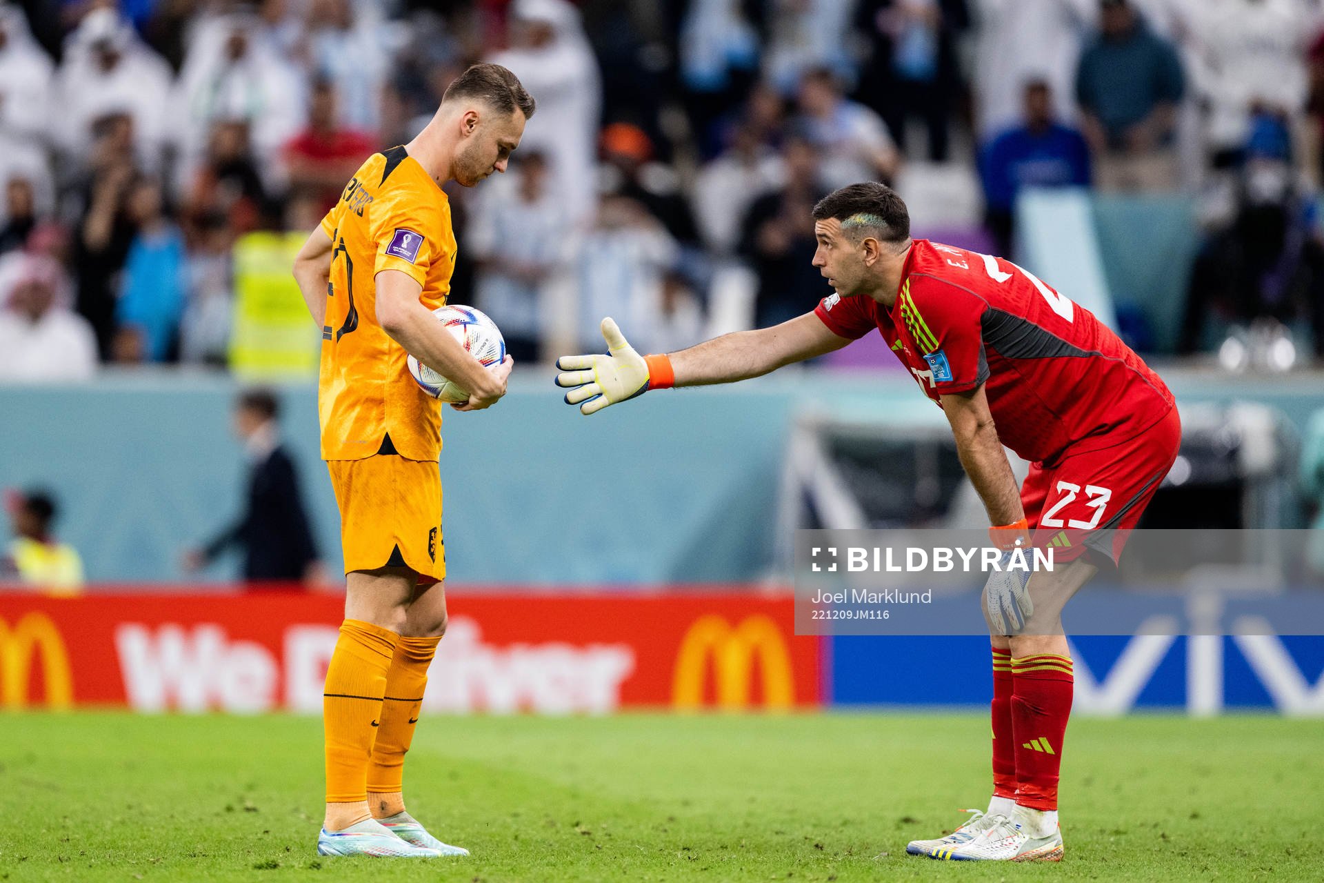 Teun Koopmeiners of Netherlands and goalkeeper Emiliano