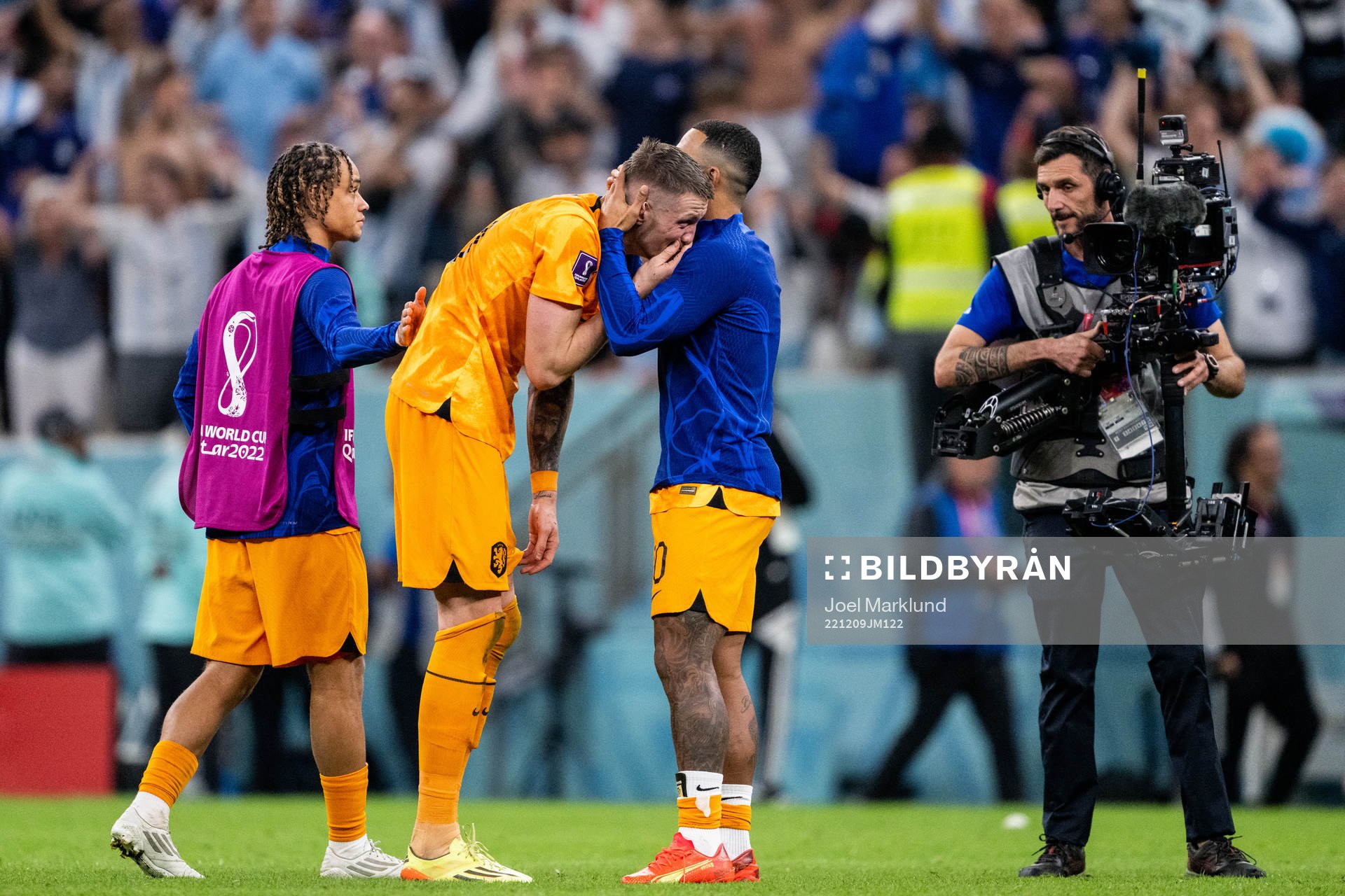Wout Weghorst and Memphis Depay of Netherlands looks