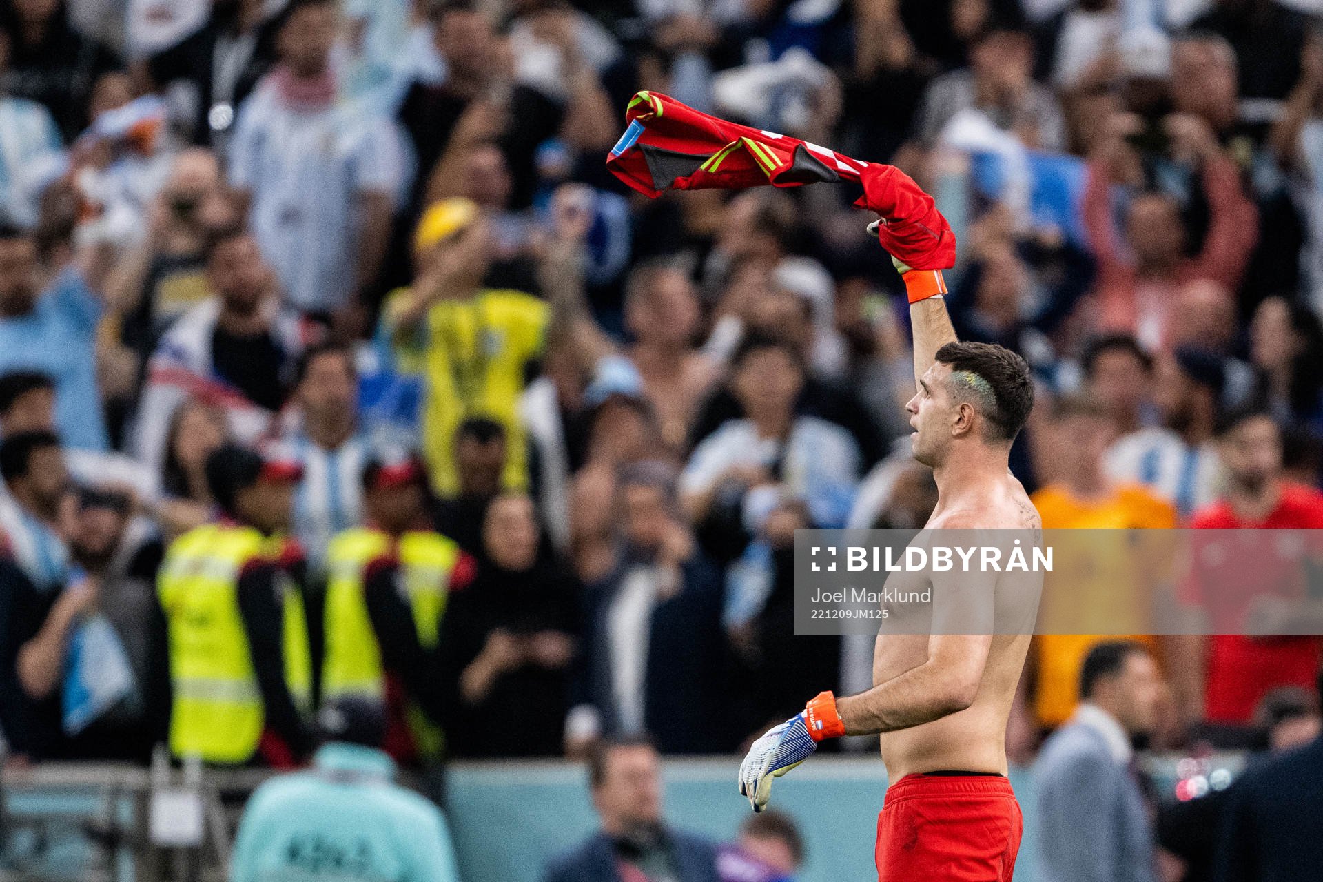 Goalkeeper Emiliano Martinez of Argentina celebrate