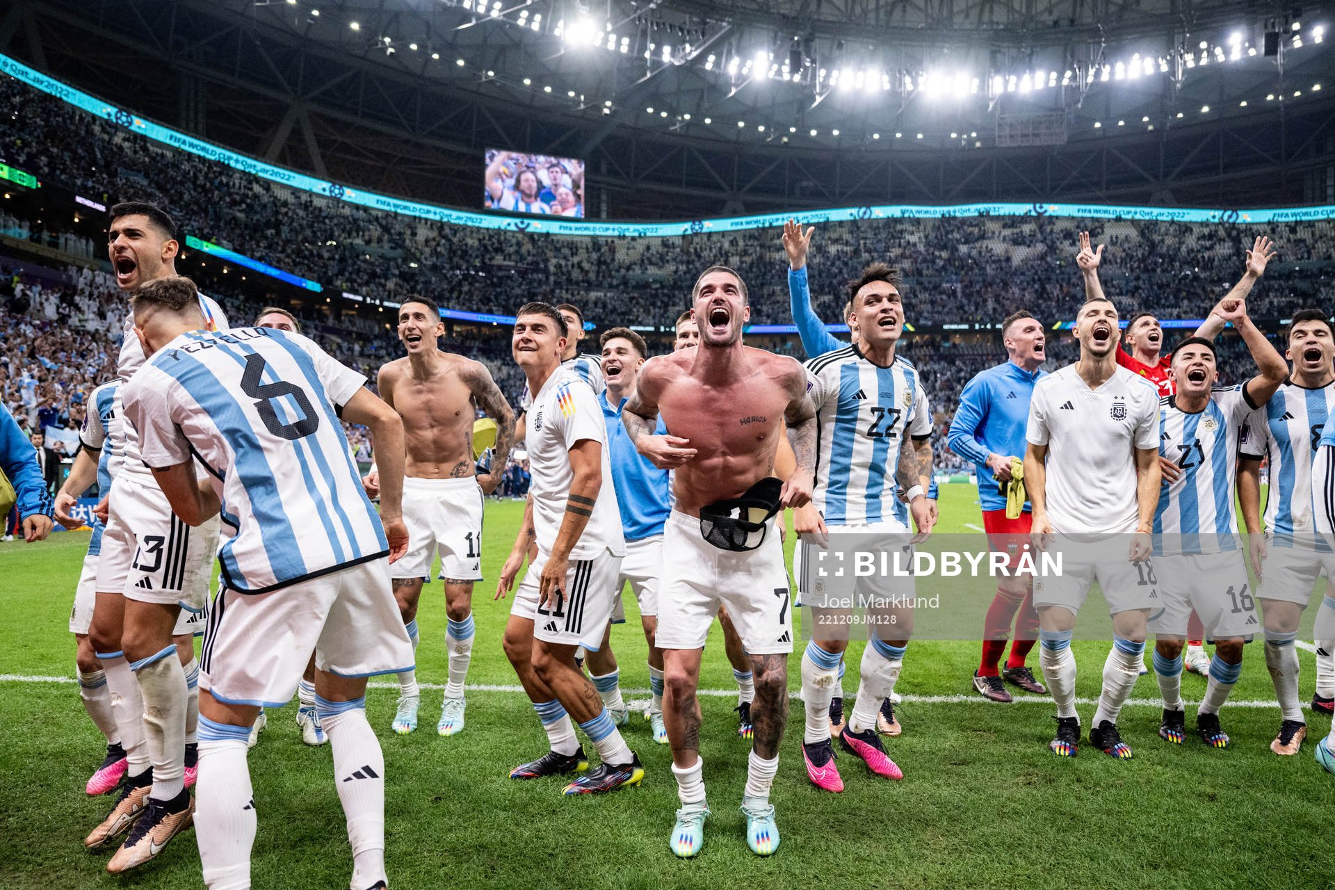 Rodrigo de Paul and Lautaro Martinez of Argentina celebrate
