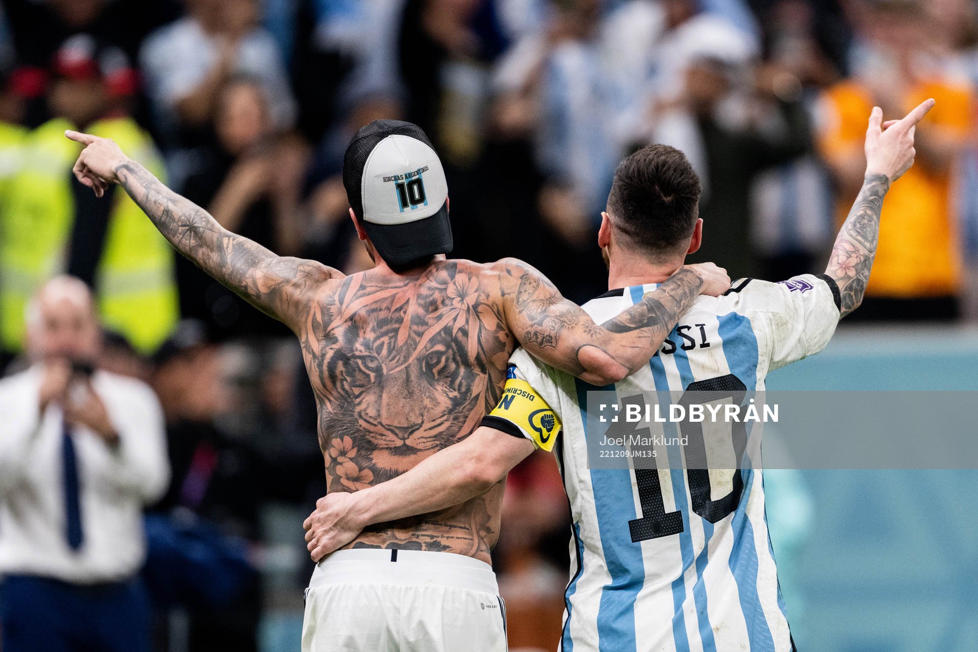 Rodrigo de Paul and Lionel Messi of Argentina celebrate