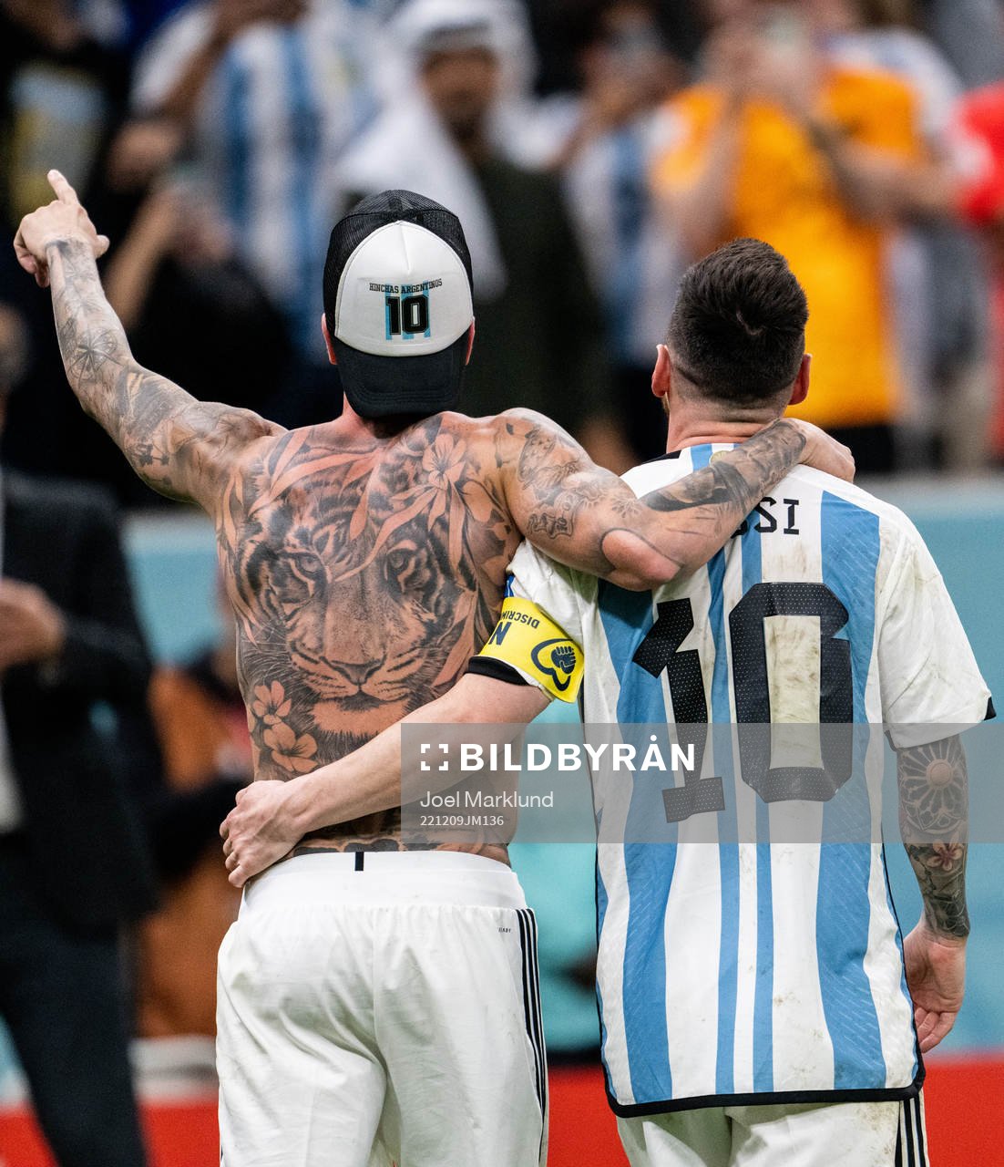 Rodrigo de Paul and Lionel Messi of Argentina celebrate