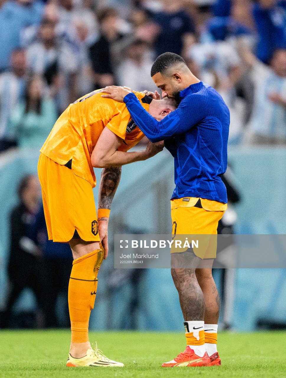 Wout Weghorst and Memphis Depay of Netherlands looks