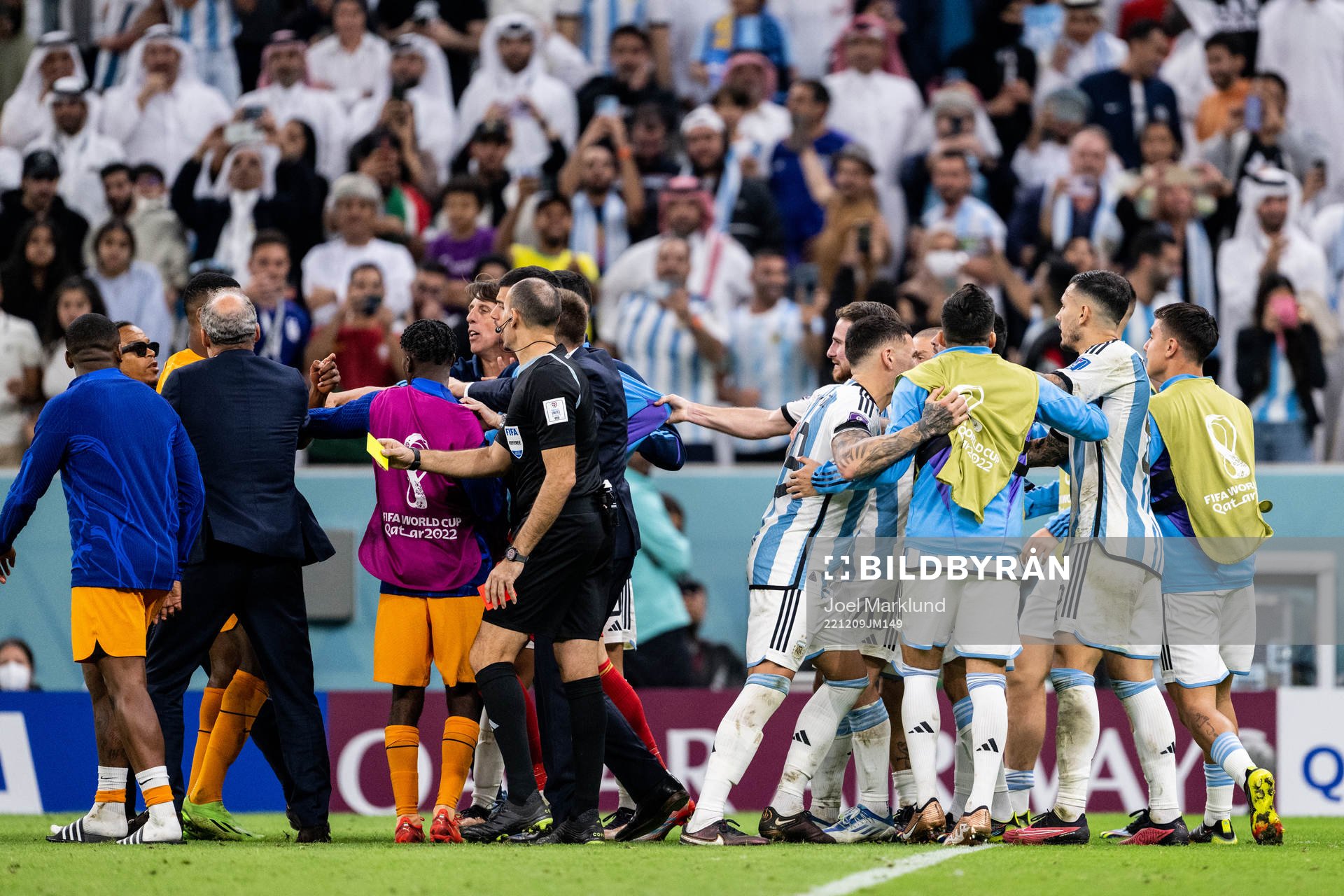 Players of of Netherlands and Argentina clash