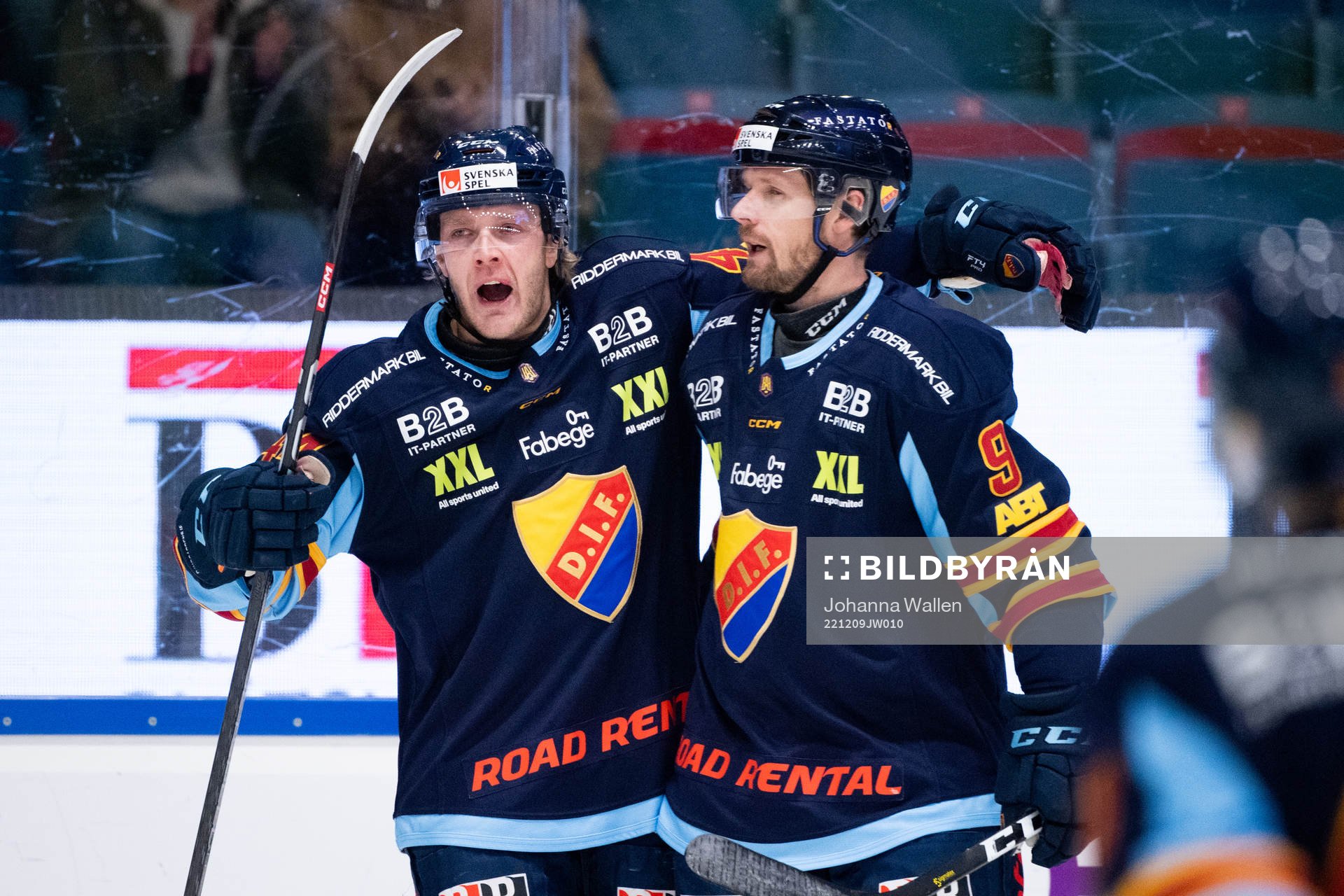 Djurgårdens Olle Liss jublar med Cameron Schilling