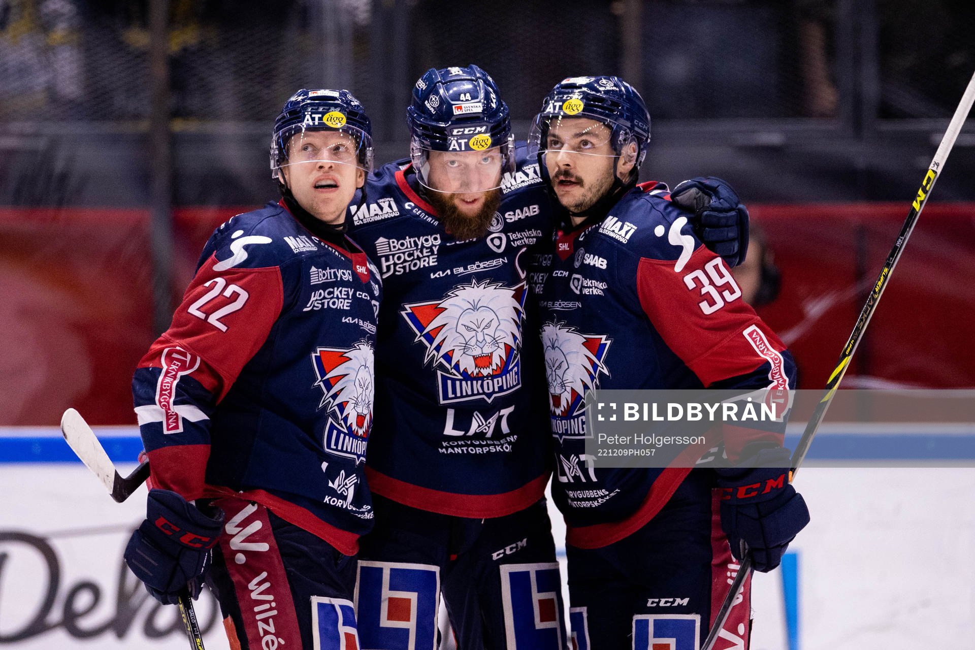 Linköpings Vilmos Gallo, Jonas Junland och Ty Rattie jublar