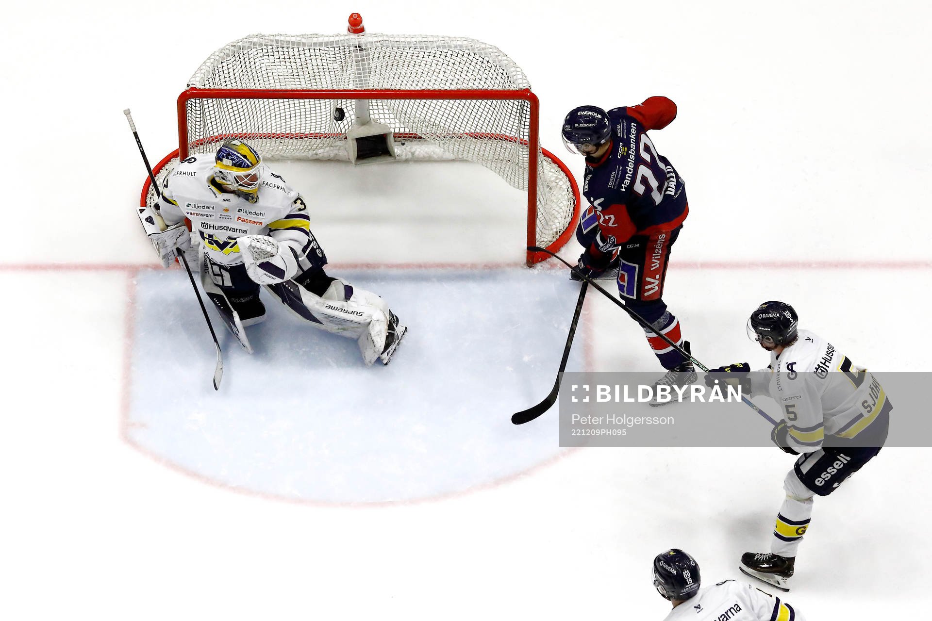 Mål av Linköpings Ty Rattie förbi HV71s målvakt Jonas