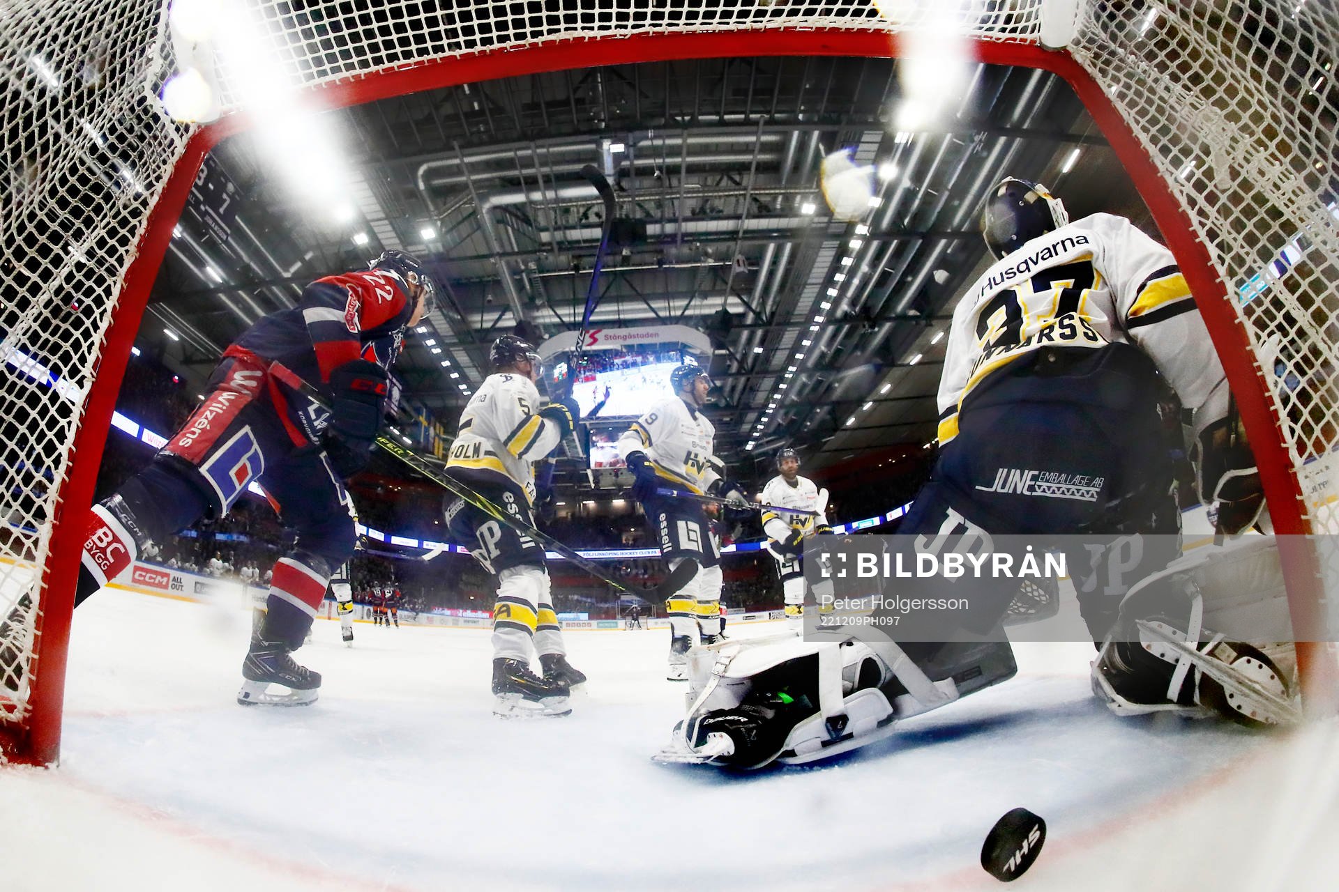 Mål av Linköpings Ty Rattie förbi HV71s målvakt Jonas
