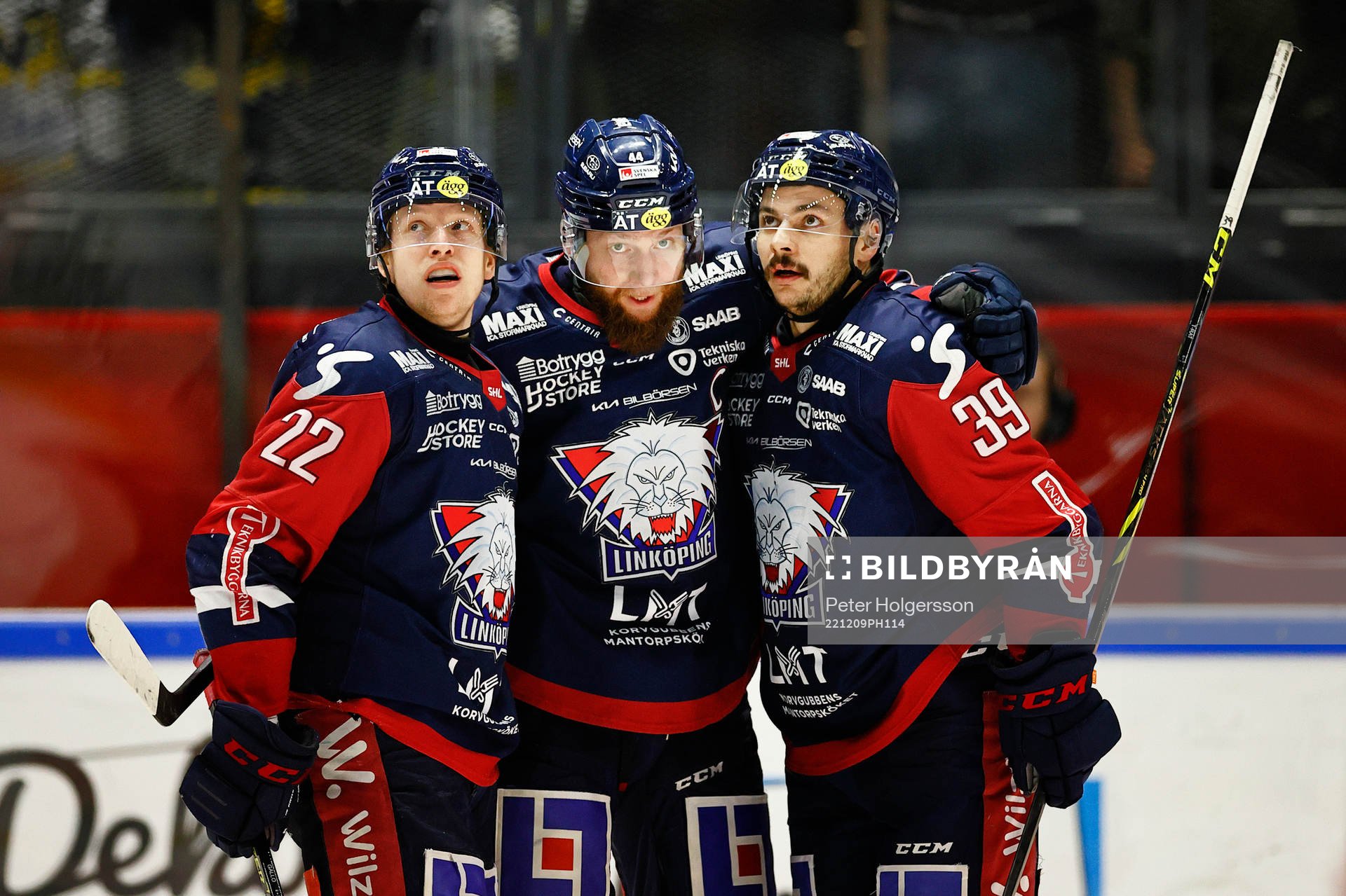 Linköpings Vilmos Gallo, Jonas Junland och Ty Rattie jublar
