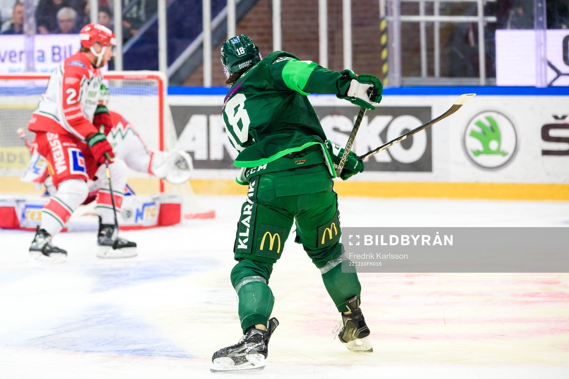 Färjestads Remi Elie skjuter sönder sin klubba
