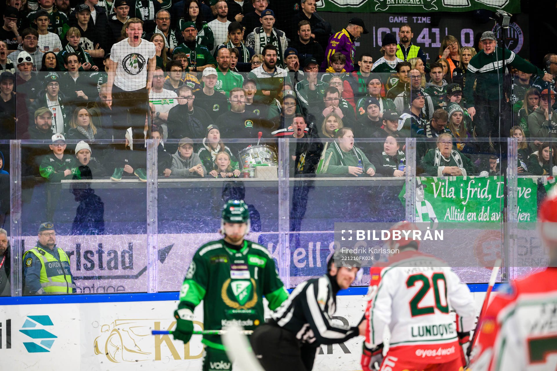 Publiken reagerar när Frölundas Joel Lundqvist pratar med