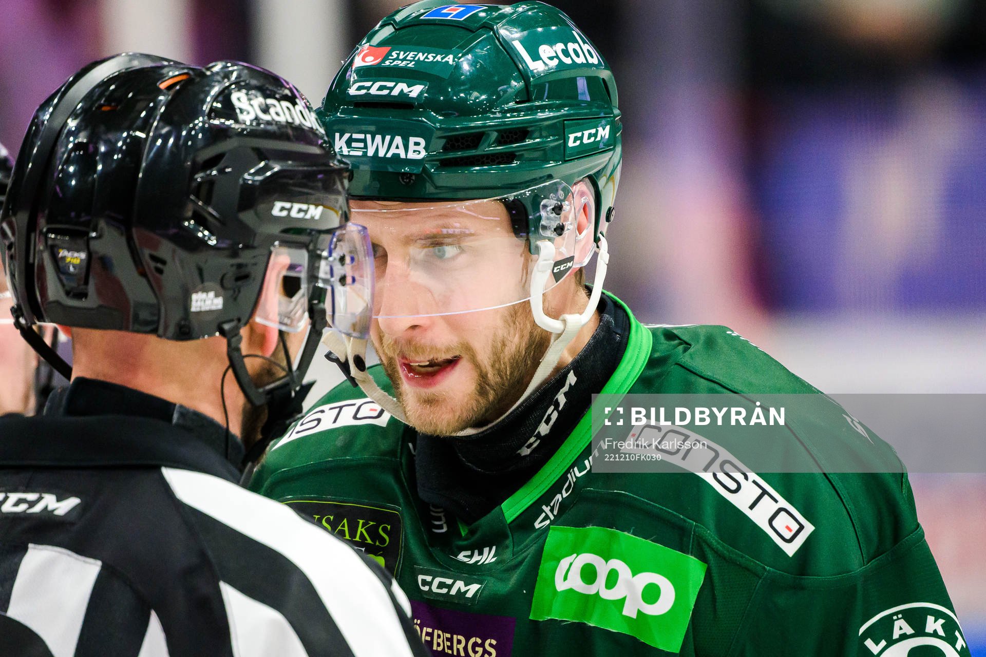 Domare Marcus Linde i samtal med Färjestads Per Åslund