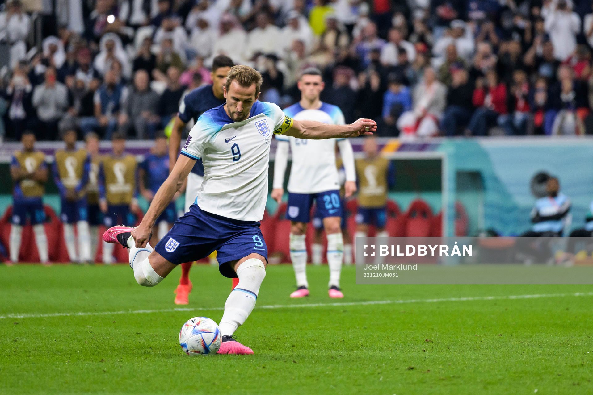Harry Kane of England scores 1-1