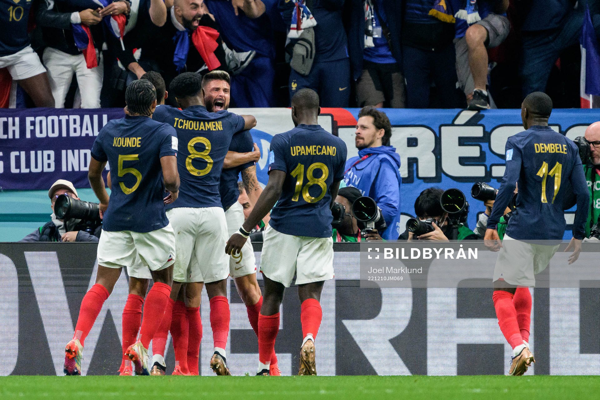 Olivier Giroud of France celebrate with teammates