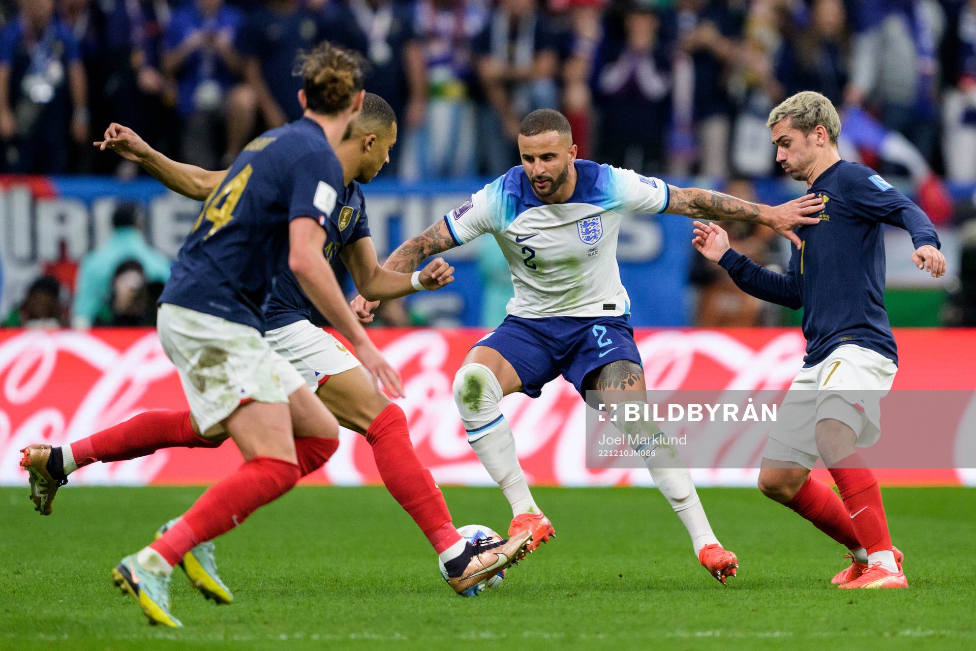 Kyle Walker of England and Antoine Griezmann of France during the FIFA World Cup 2022 quarterfinal between England and France on December 10, 2022 in Doha.