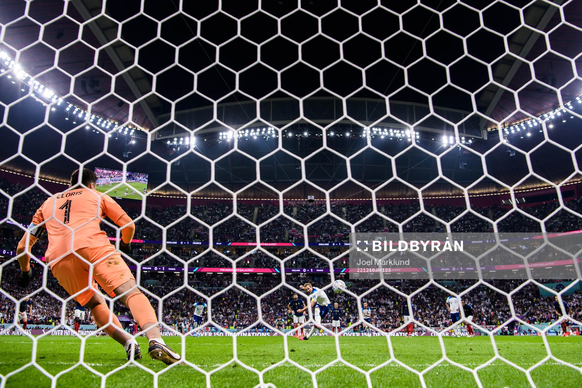 Harry Kane of England scores 1-1