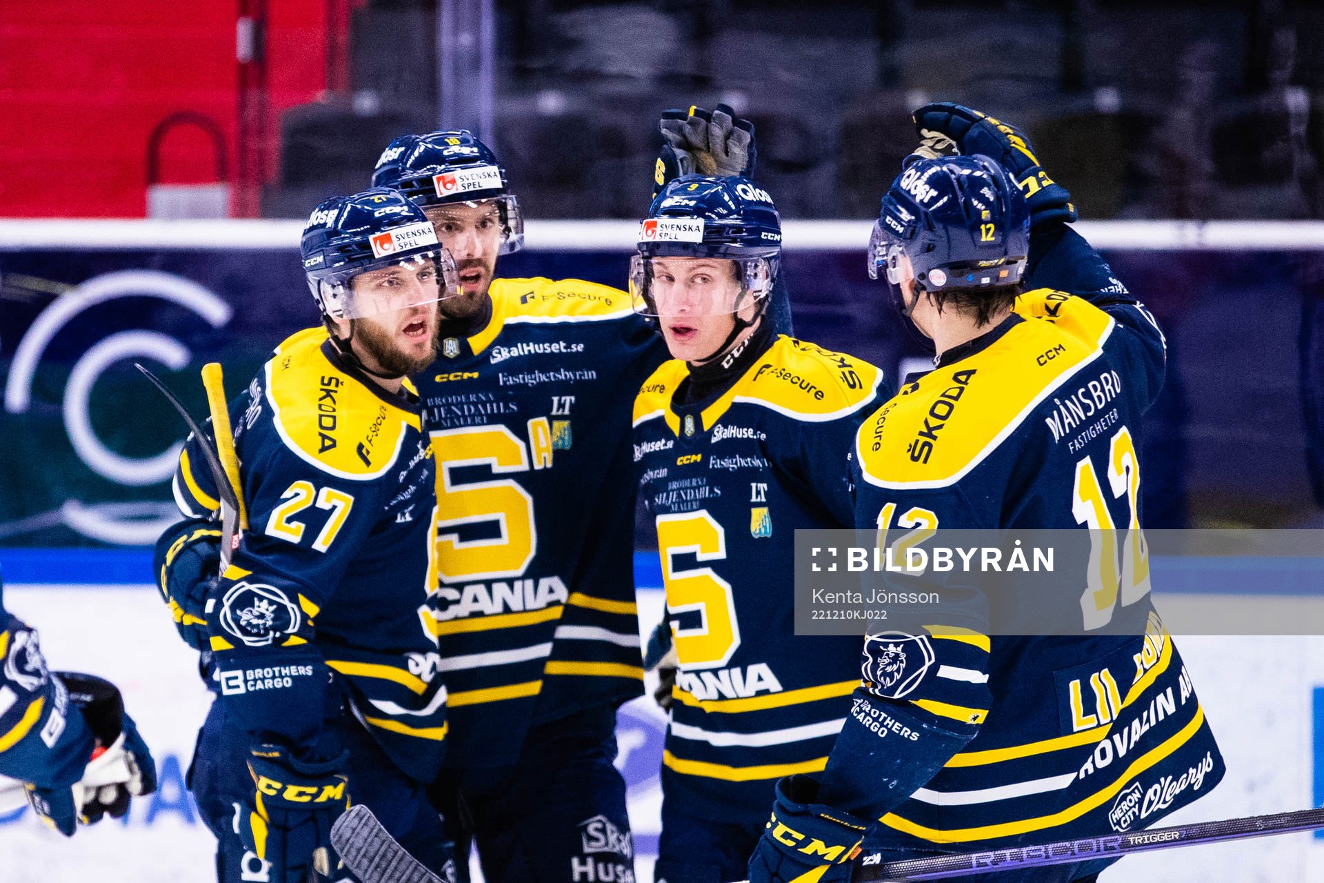 Södertäljes Daniel Norbe (v) jublar med Linus Videll,
