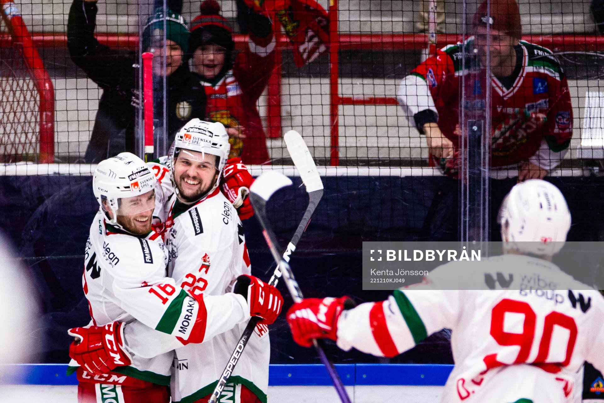 Moras Måns Carlsson (m) jublar med Kevin Hancock (v) och