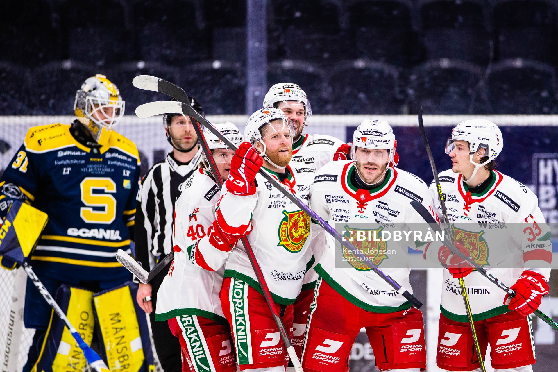 Moras Johan Persson jublar med Anton Heikkinen, Daniel