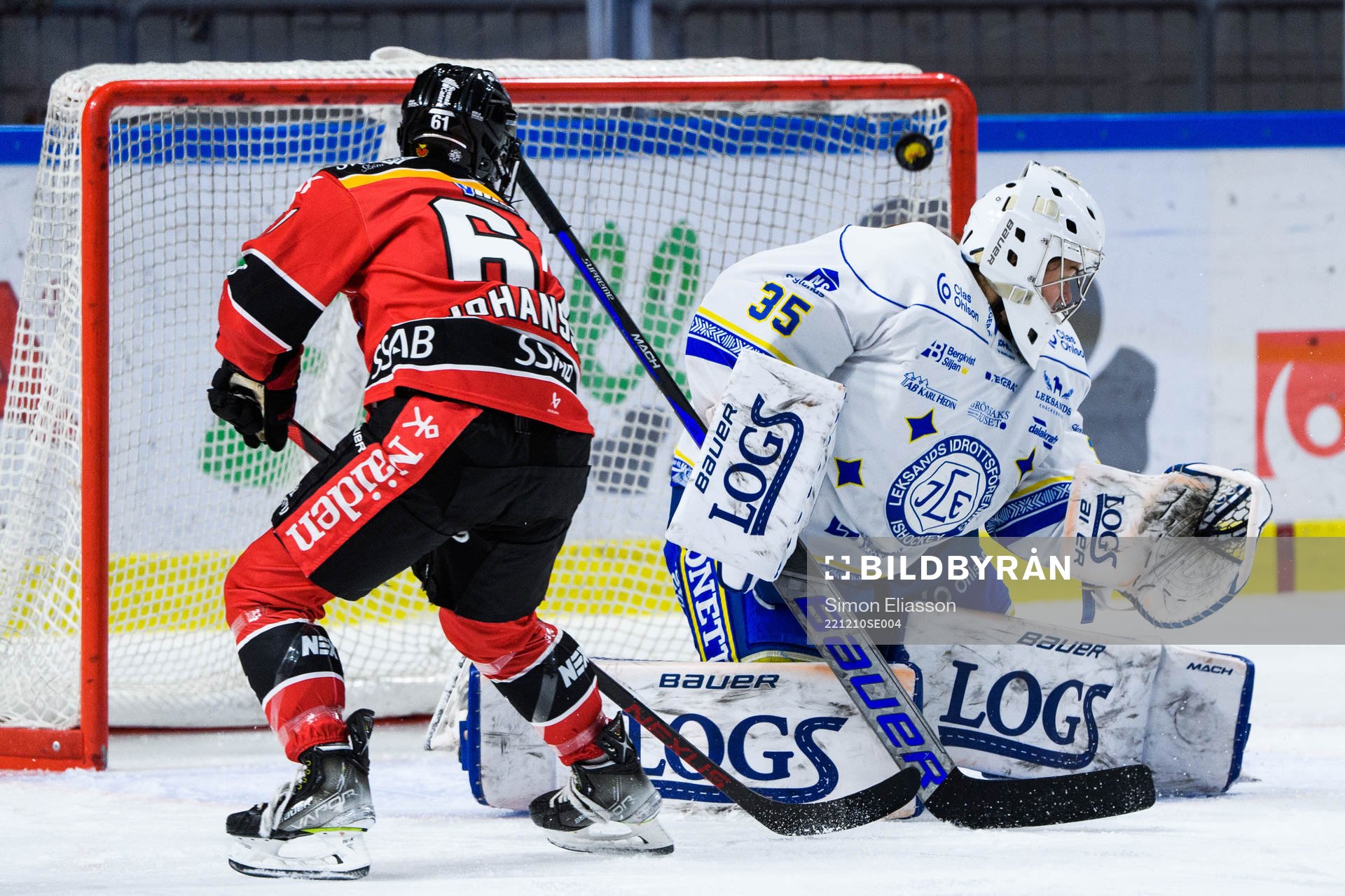 Luleås Lisa Johansson sätter 1-0 bakom Leksands målvakt